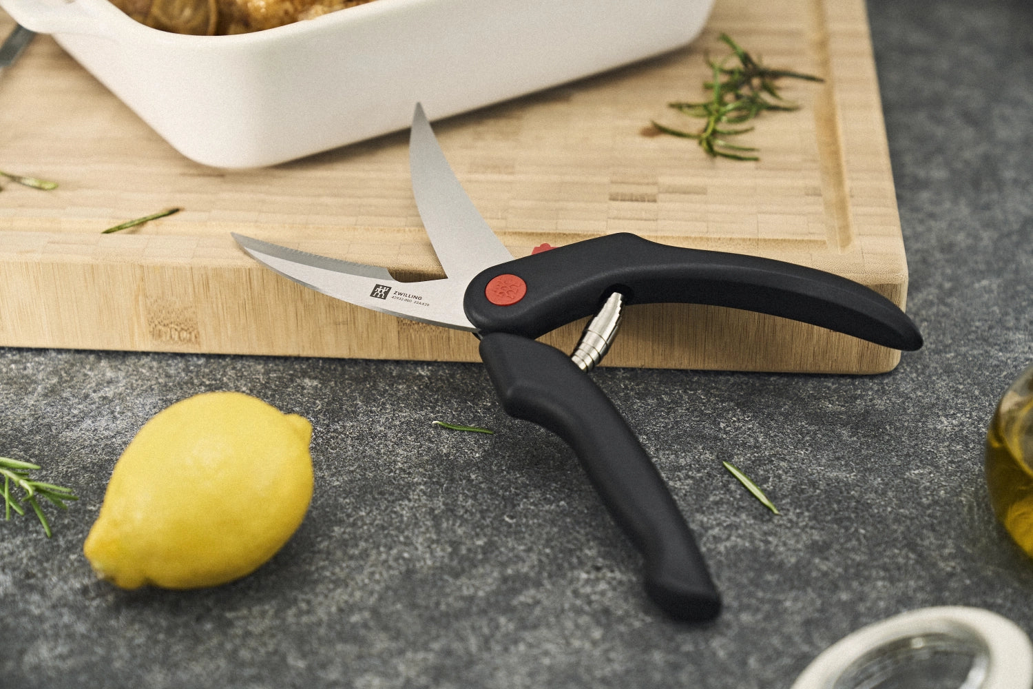 Schwarze Geflügelschere von Zwilling, 25 cm lang, ideal für präzises Schneiden von Geflügel und anderen Lebensmitteln, ergonomisches Design für komfortable Handhabung.