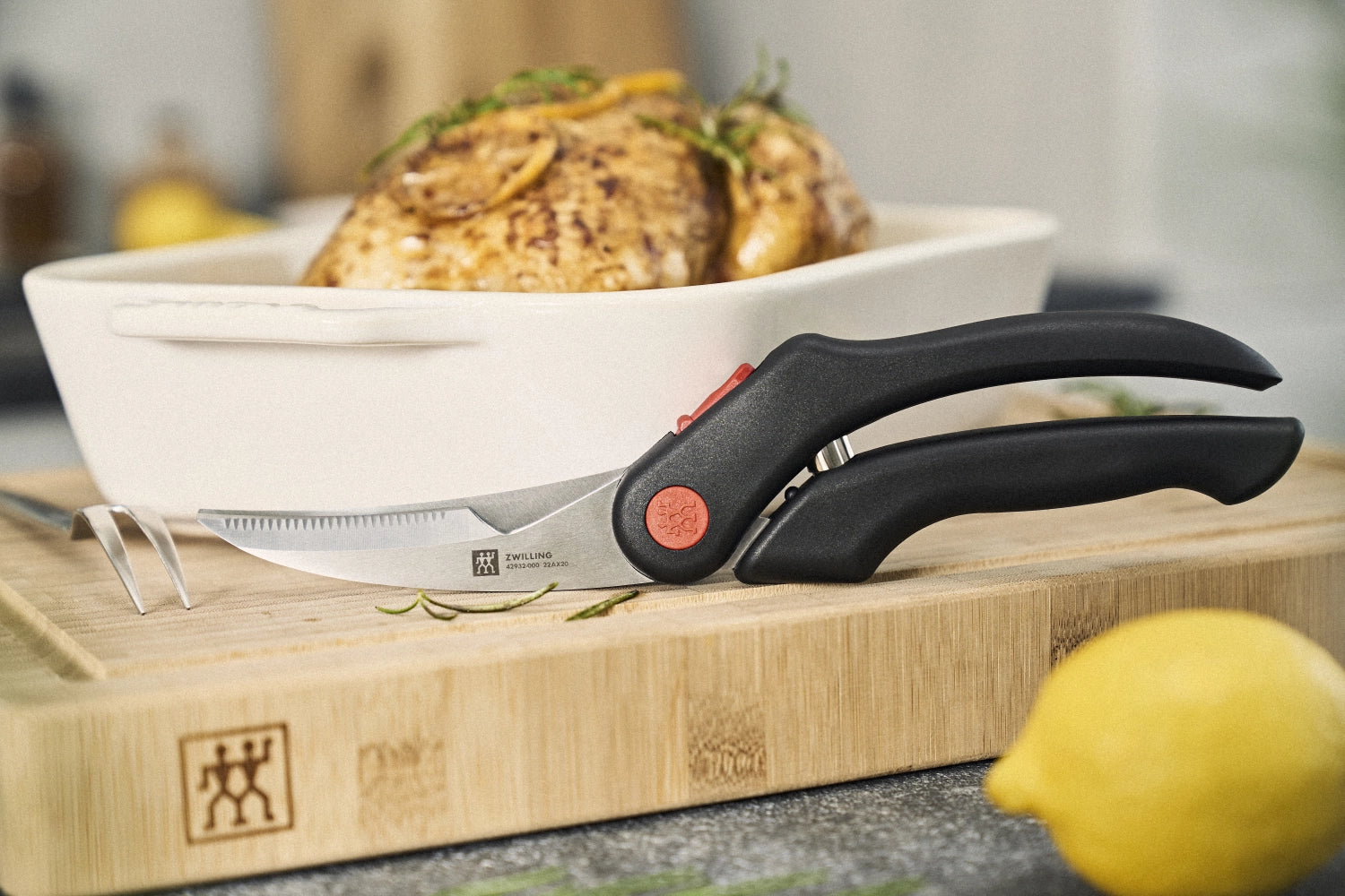 Elegante schwarze Geflügelschere von Zwilling, 25 cm, perfekt zum mühelosen Zerteilen von Geflügel und anderen Zutaten, mit benutzerfreundlichem Griff.