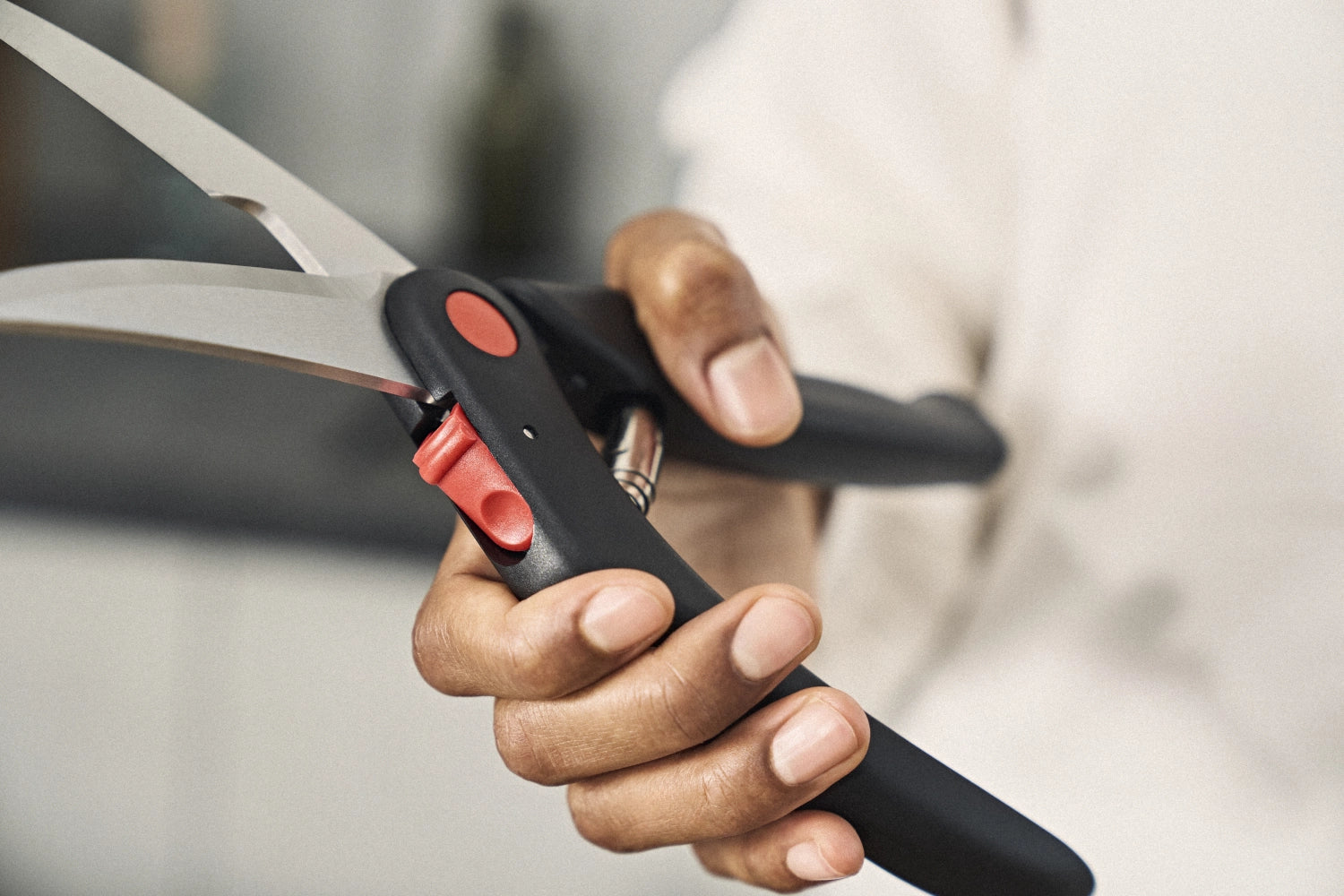 Schwarze Geflügelschere von Zwilling, 25 cm lang, ideal für präzises Schneiden von Geflügel und anderen Lebensmitteln, ergonomisches Design für komfortable Handhabung.