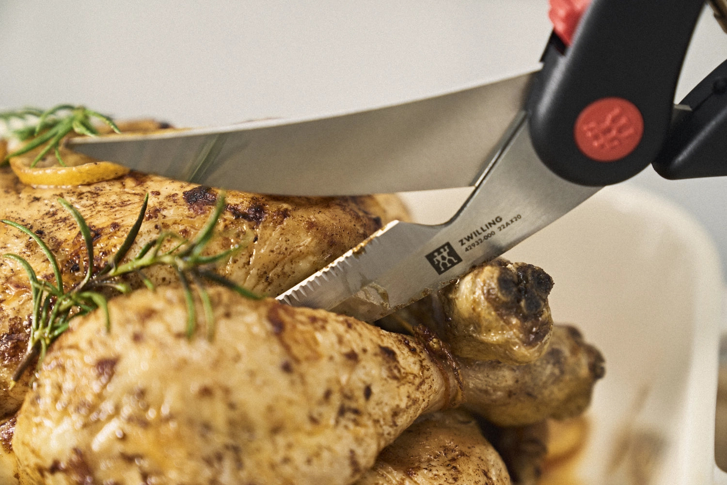 Elegante Geflügelschere von Zwilling in Schwarz, 25 cm, perfekt zum mühelosen Zerteilen von Geflügel und für vielseitige Küchenaufgaben.