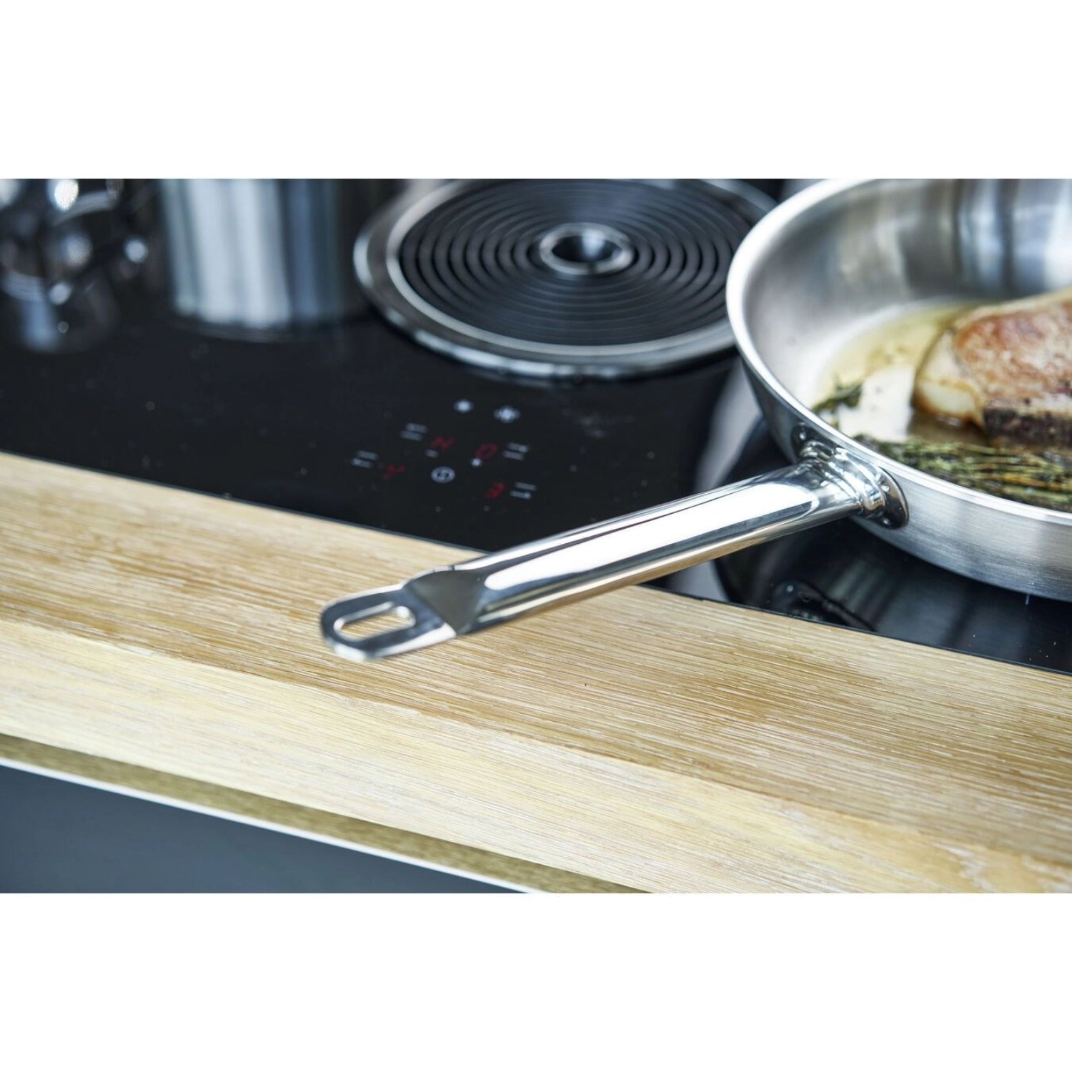 Elegante ZWILLING Pro Bratpfanne mit 28 cm Durchmesser, perfekt für vielseitige Kochtechniken und optimale Wärmeverteilung.