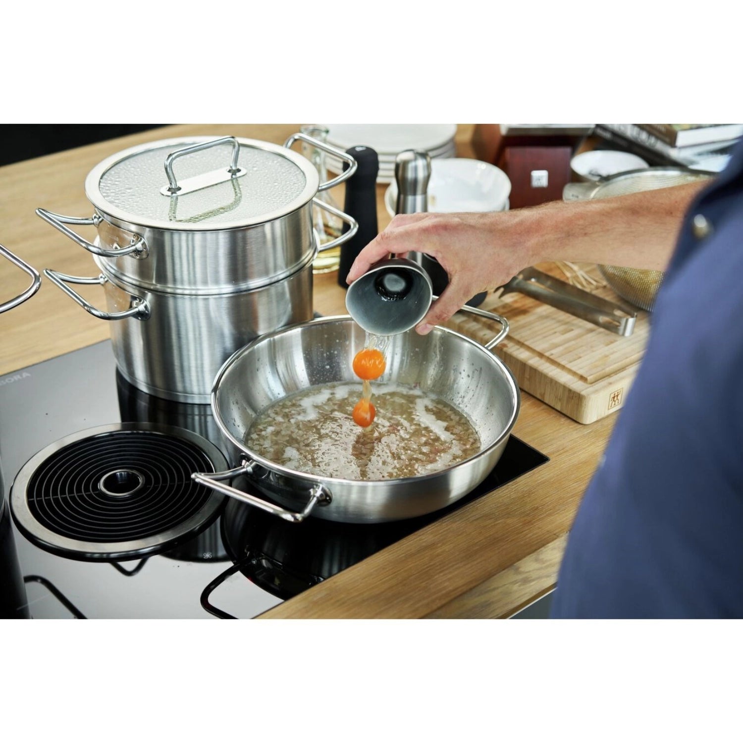 ZWILLING Pro Wok, 30 cm, hochwertige Wok Pfanne aus Edelstahl, ideal zum Braten und Dünsten asiatischer Gerichte.