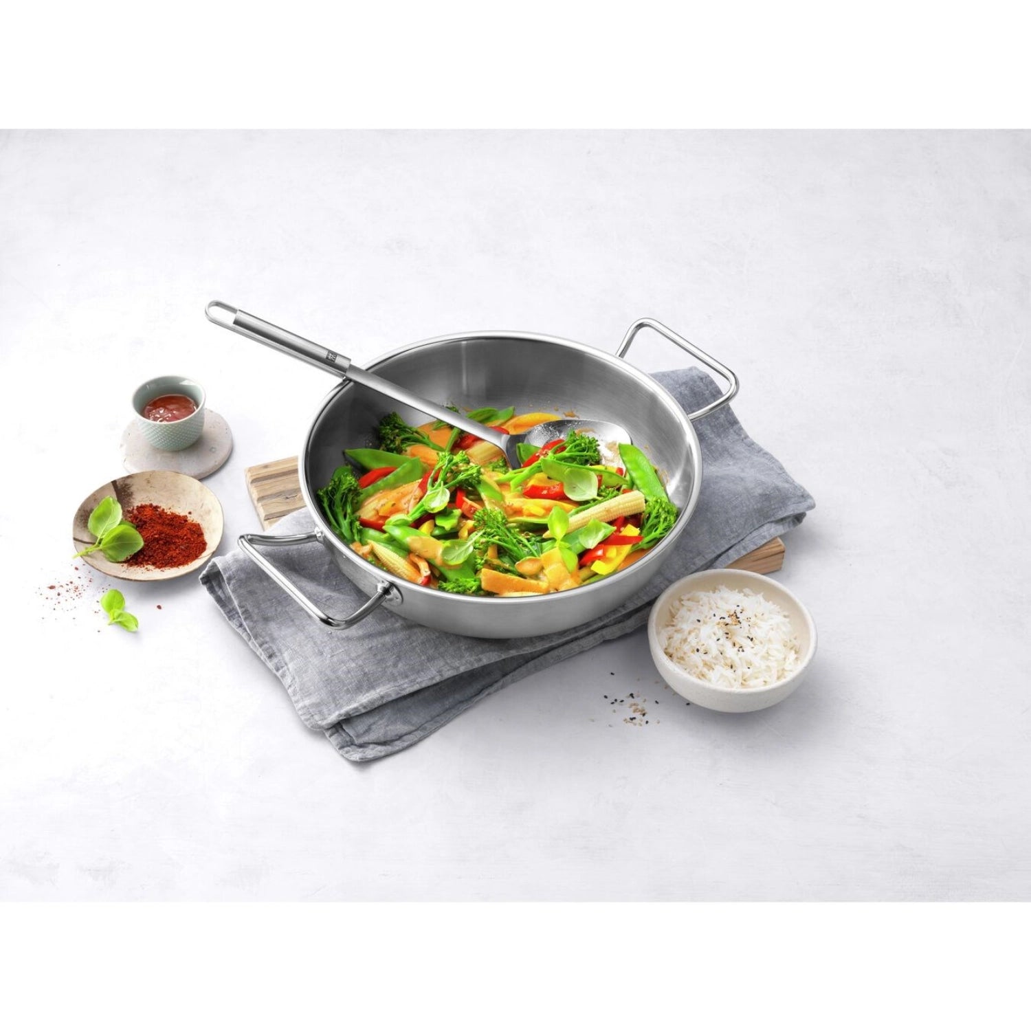 ZWILLING Pro Wok mit 30 cm Durchmesser, elegantes Design aus Edelstahl, perfekt für die Zubereitung von Wok-Gerichten und asiatischen Spezialitäten.