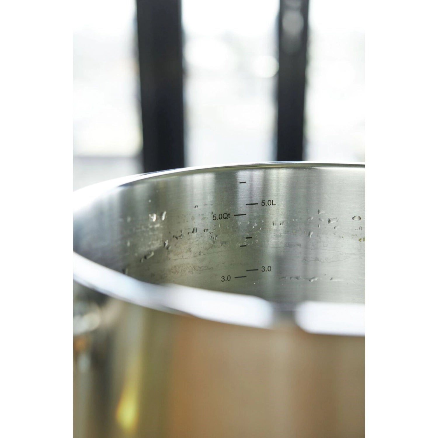 Eleganter ZWILLING Pro Kochtopf mit 20 cm Durchmesser, perfekt für kreative Kochabenteuer, langlebig und benutzerfreundlich.