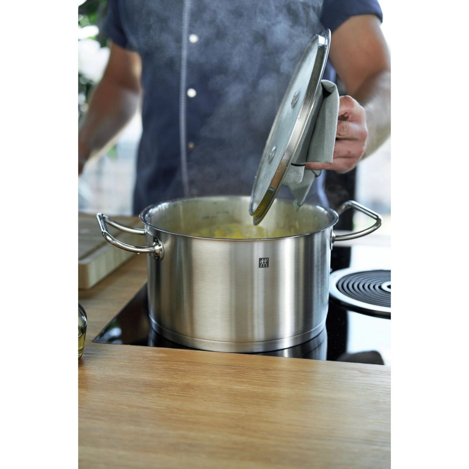 Eleganter ZWILLING Pro Kochtopf mit 24 cm Durchmesser, perfekt für kreative Kochabenteuer, robust und langlebig für jeden Küchenstil.