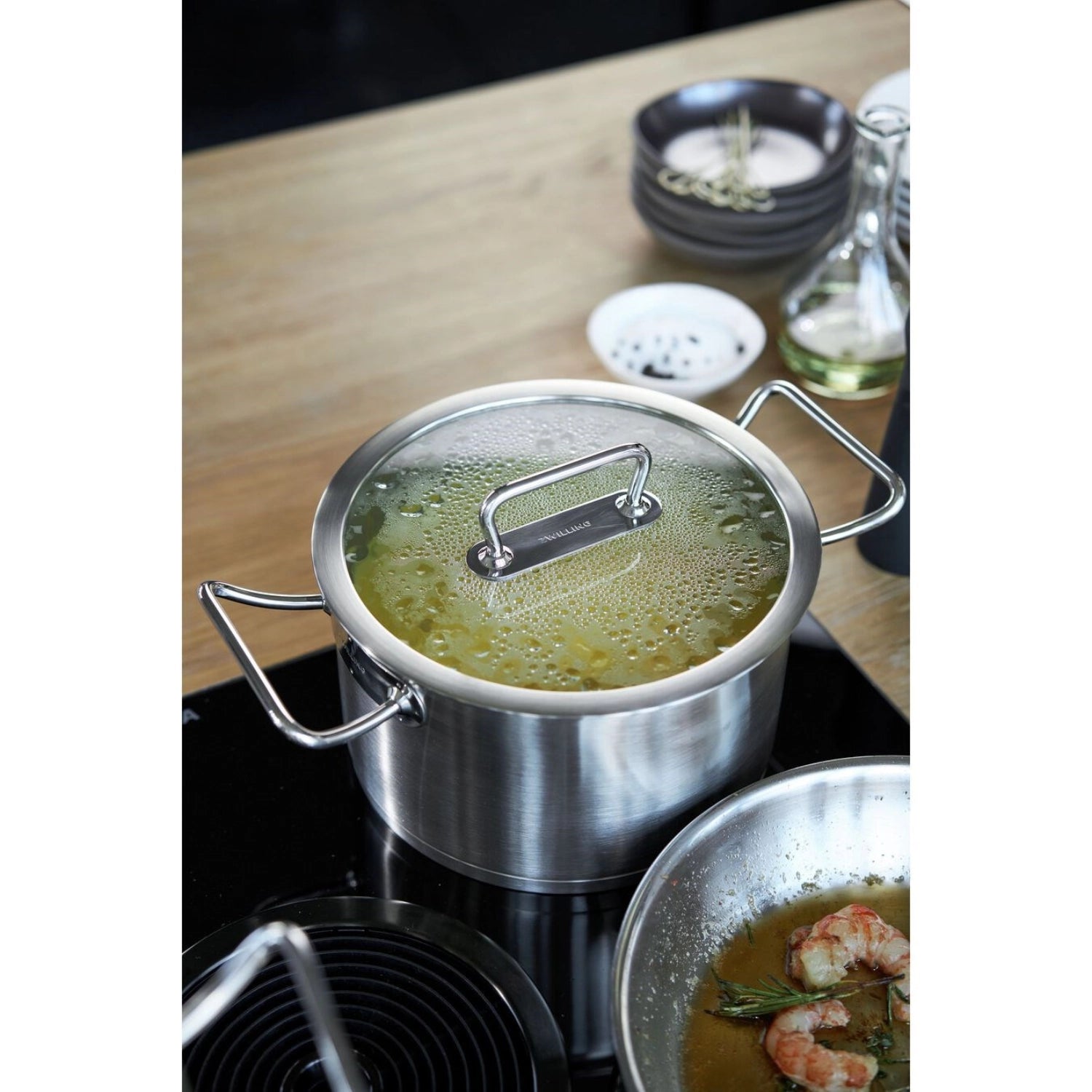 Eleganter ZWILLING Pro Kochtopf mit 24 cm Durchmesser, perfekt für kreative Kochabenteuer und langlebige Qualität in Ihrer Küche.