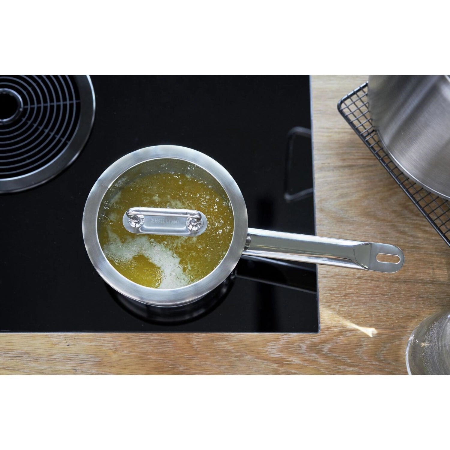 Hochwertiger ZWILLING Pro Stieltopf mit 16 cm Durchmesser, ideal für präzises Kochen und Saucen zubereiten, aus rostfreiem Edelstahl.