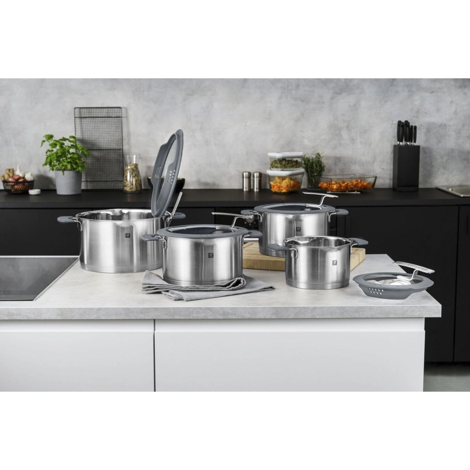 Zwilling Simplify Kochgeschirr-Set 5tlg. aus hochwertigem Edelstahl, ideal für vielseitiges Kochen und Braten in der modernen Küche.
