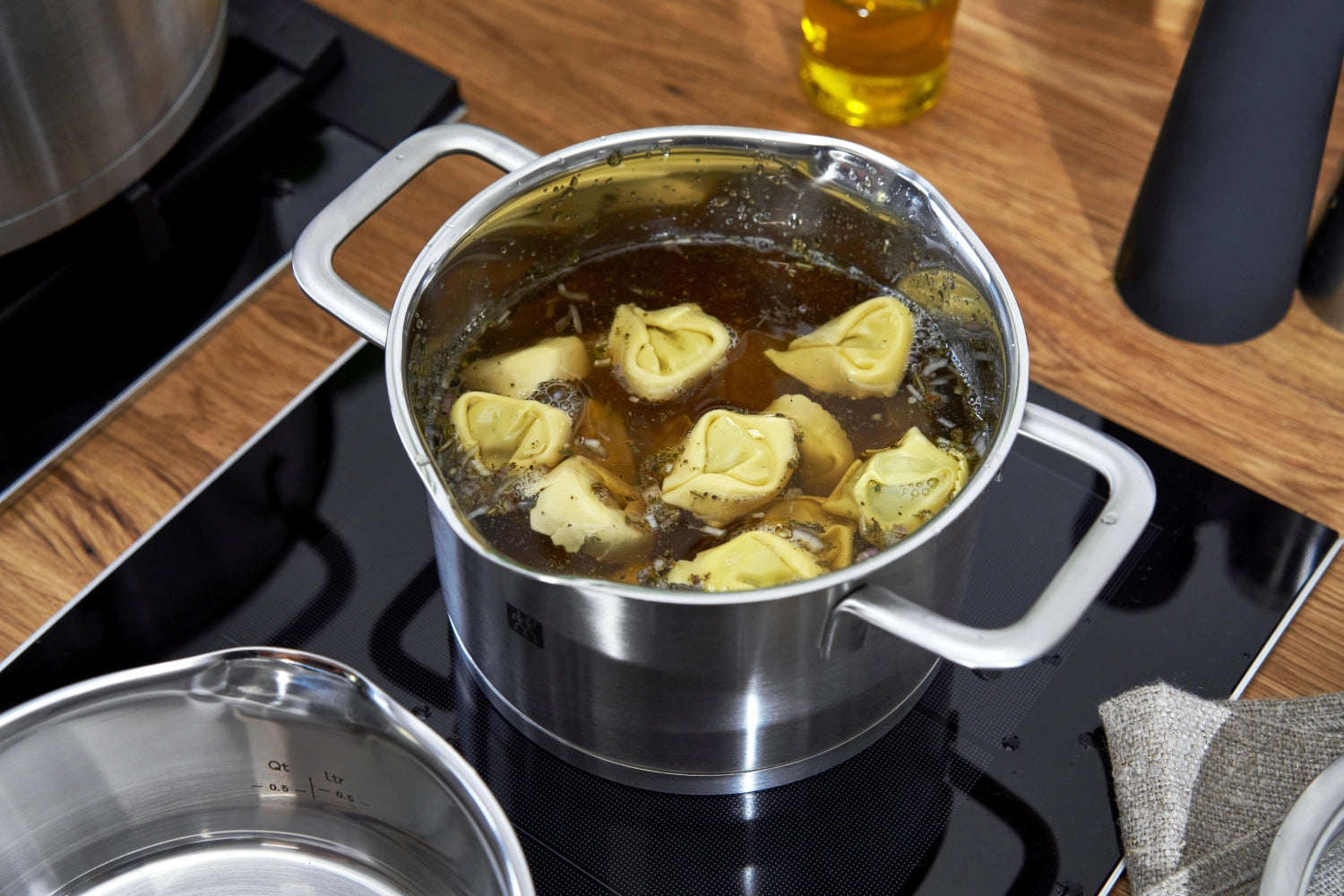 Elegantes 4-teiliges Kochgeschirr-Set von Zwilling TrueFlow, gefertigt aus robustem Edelstahl für optimale Kochergebnisse und Langlebigkeit.