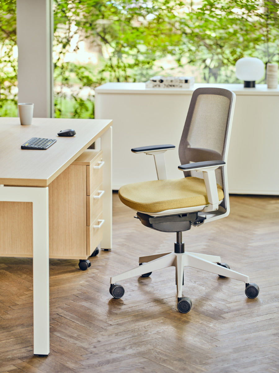 Evo EV01 - Bürostuhl Mesh-Rückenlehne in Orange präsentiert im Onlineshop von KAQTU Design AG. Bürostuhl ist von Mdd