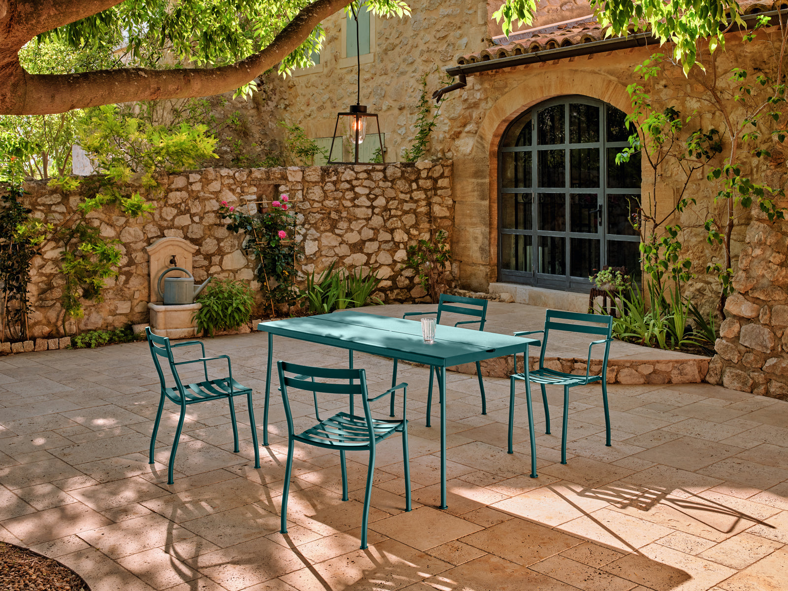 Flaner FLR05 - Tisch in Türkis präsentiert im Onlineshop von KAQTU Design AG. Gartentisch ist von Mdd