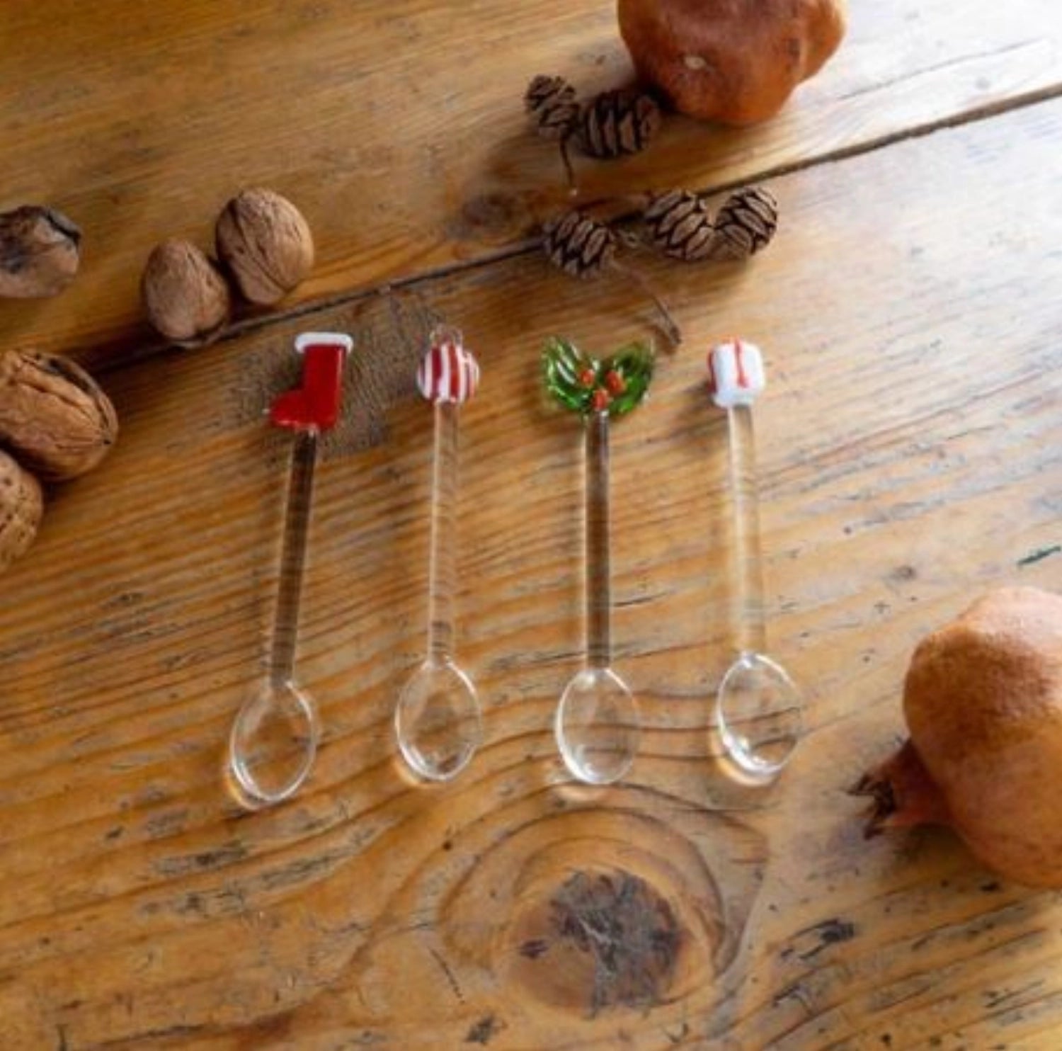 Charmantes 4-teiliges Teelöffel-Set aus Glas mit liebevollen Weihnachtsdesigns, ideal für festliche Anlässe und stilvolle Tischgestaltung.