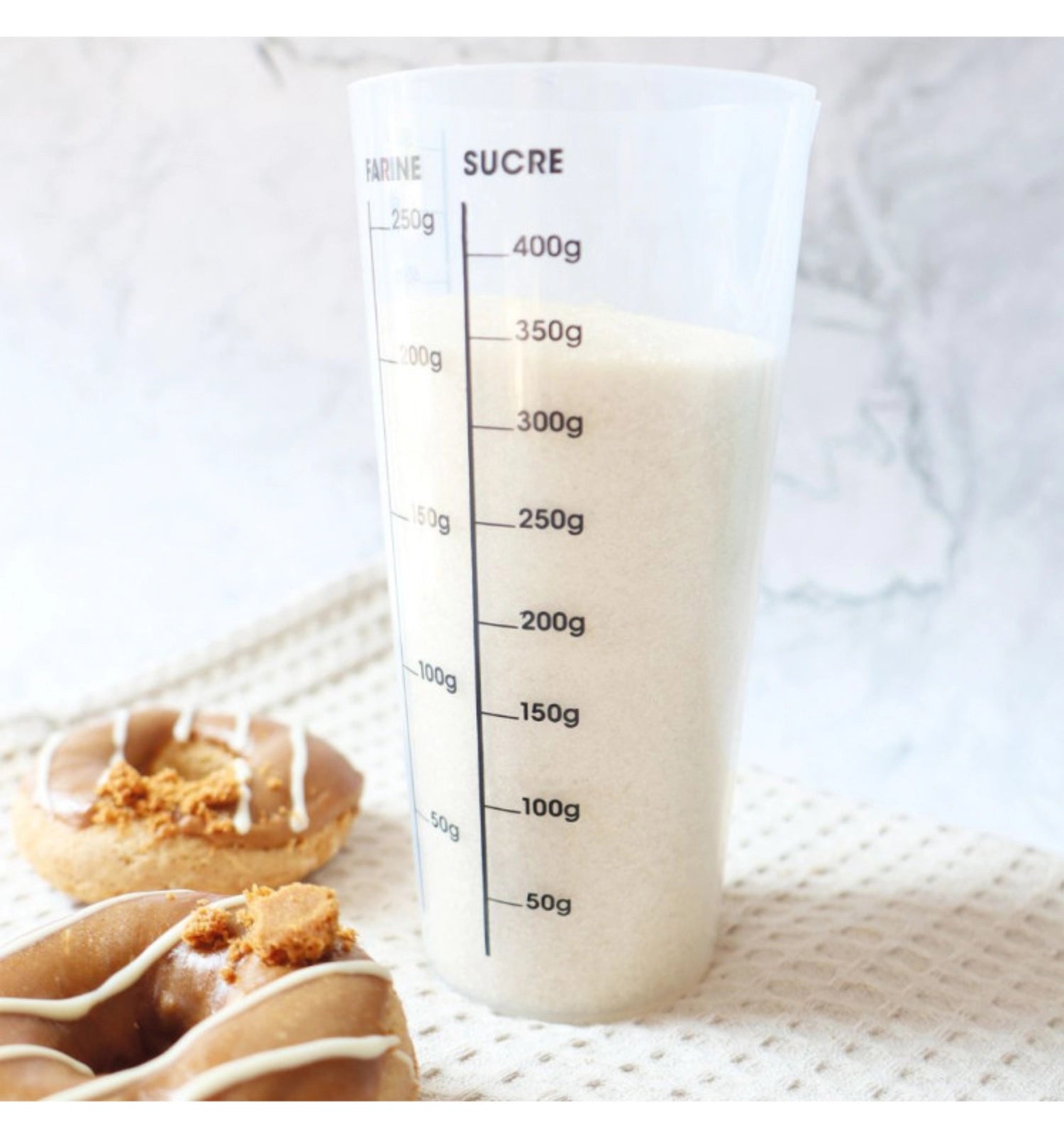 Transparenter Messbecher von Scrap Cooking mit 500 ml Fassungsvermögen, ideal zum genauen Abmessen von Zutaten in der Küche.