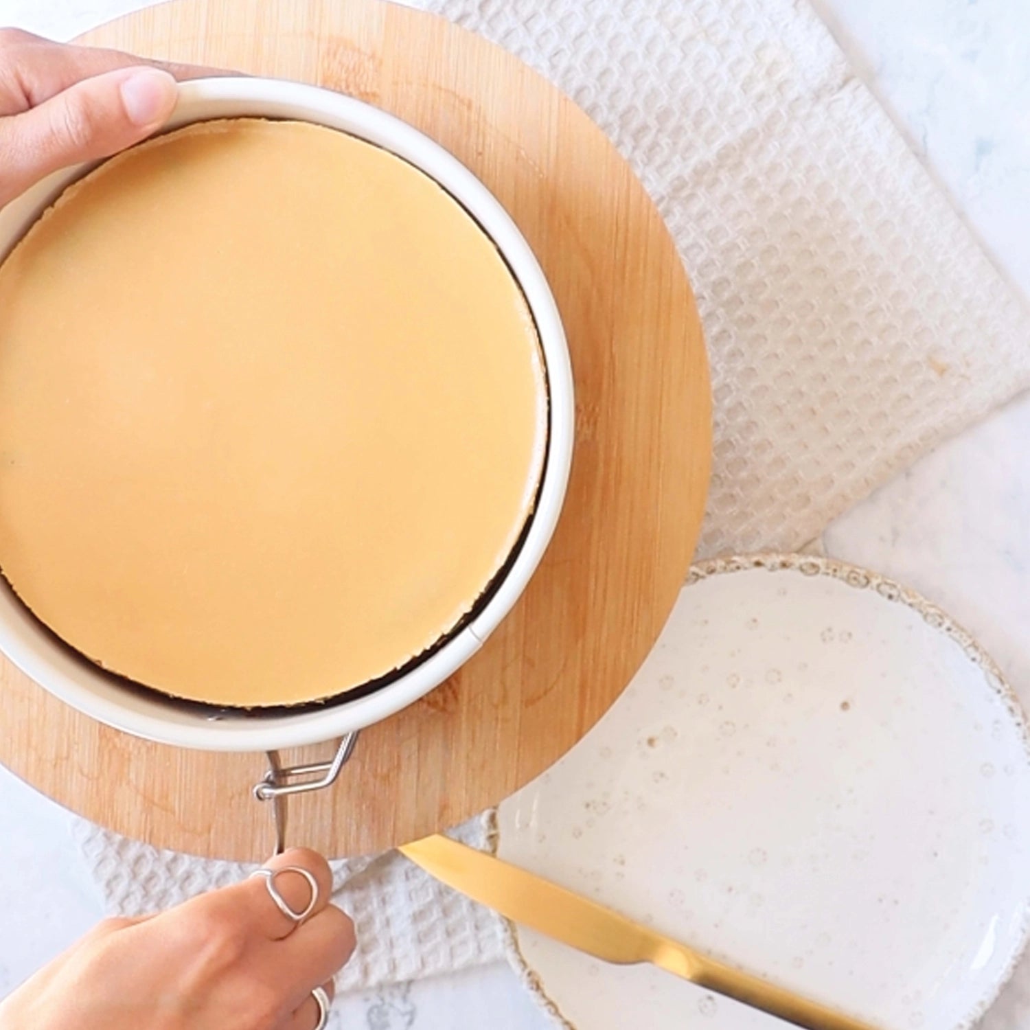 Praktische 20 cm Springform von Scrap Cooking, mit antihaftbeschichteter Oberfläche für müheloses Backen und einfache Reinigung.