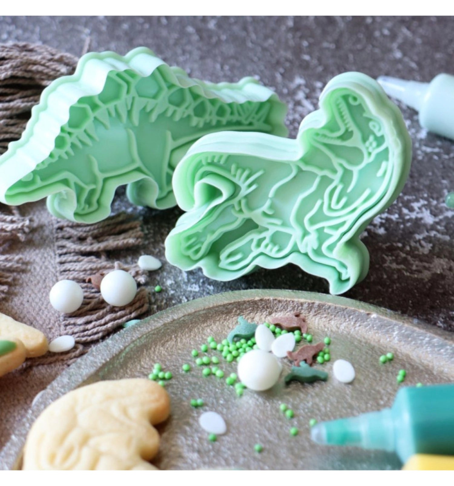 Zwei hochwertige Dino-Ausstechformen aus Edelstahl für fantasievolle Keks- und Plätzchenkreationen, ideal für Backabenteuer mit der Familie.