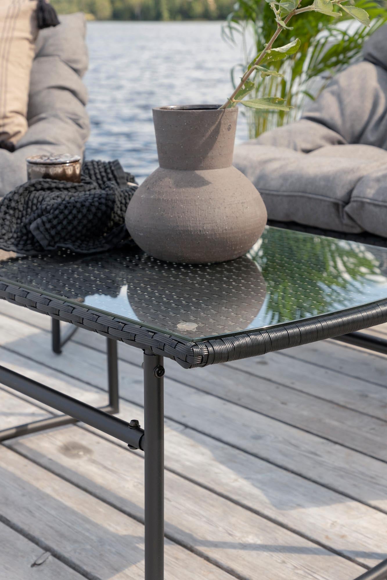 Elegantes Tina Outdoor Sofa-Set von Venture Home, ideal für entspannte Stunden im Freien mit modernem Flair und hohem Sitzkomfort.