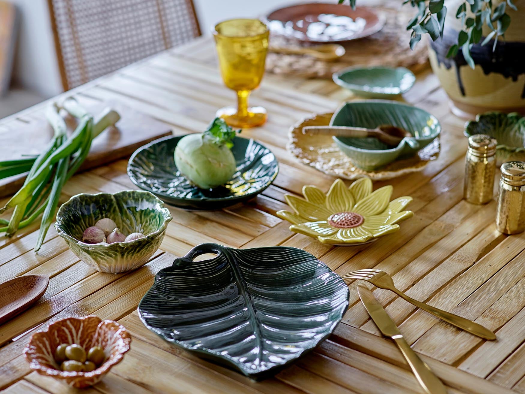 Entdecken Sie das Frea Cutlery Set von Bloomingville: Hochwertiges, goldfarbenes Edelstahlbesteck für elegante Tischgestaltung und unvergessliche Mahlzeiten.