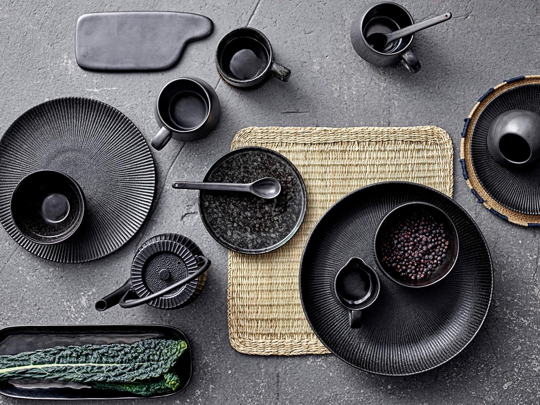 Die Neri Servierschüssel von Bloomingville in Schwarz vereint modernes Design und Funktionalität. Perfekt für jede Tischdekoration und vielseitig einsetzbar.