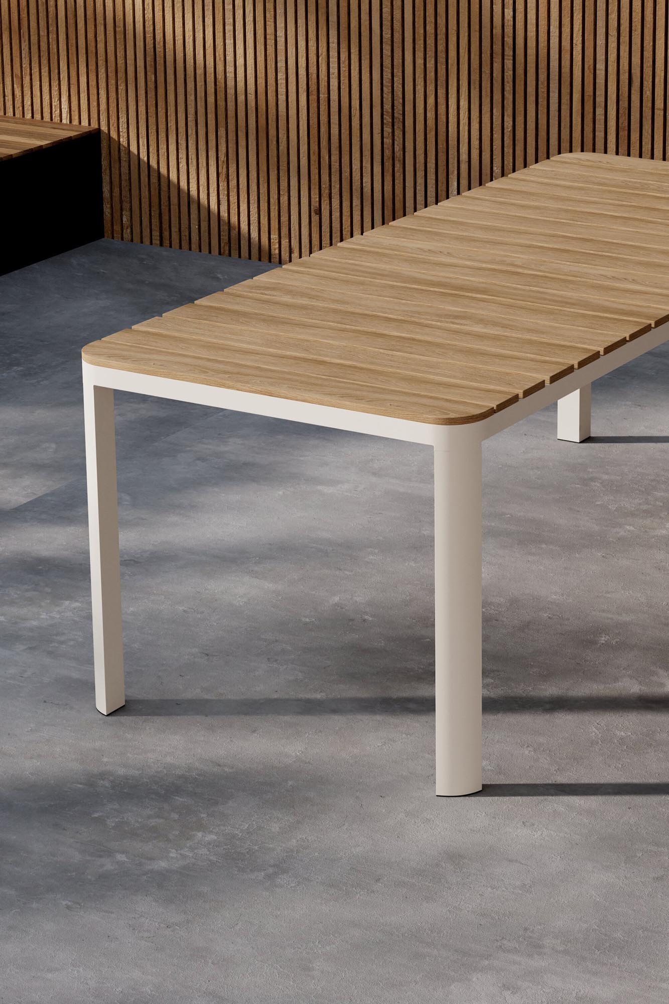 Der rechteckige Gartentisch Etna von Venture Home bietet modernes Design und hohe Beständigkeit, perfekt für entspannte Stunden im Freien.