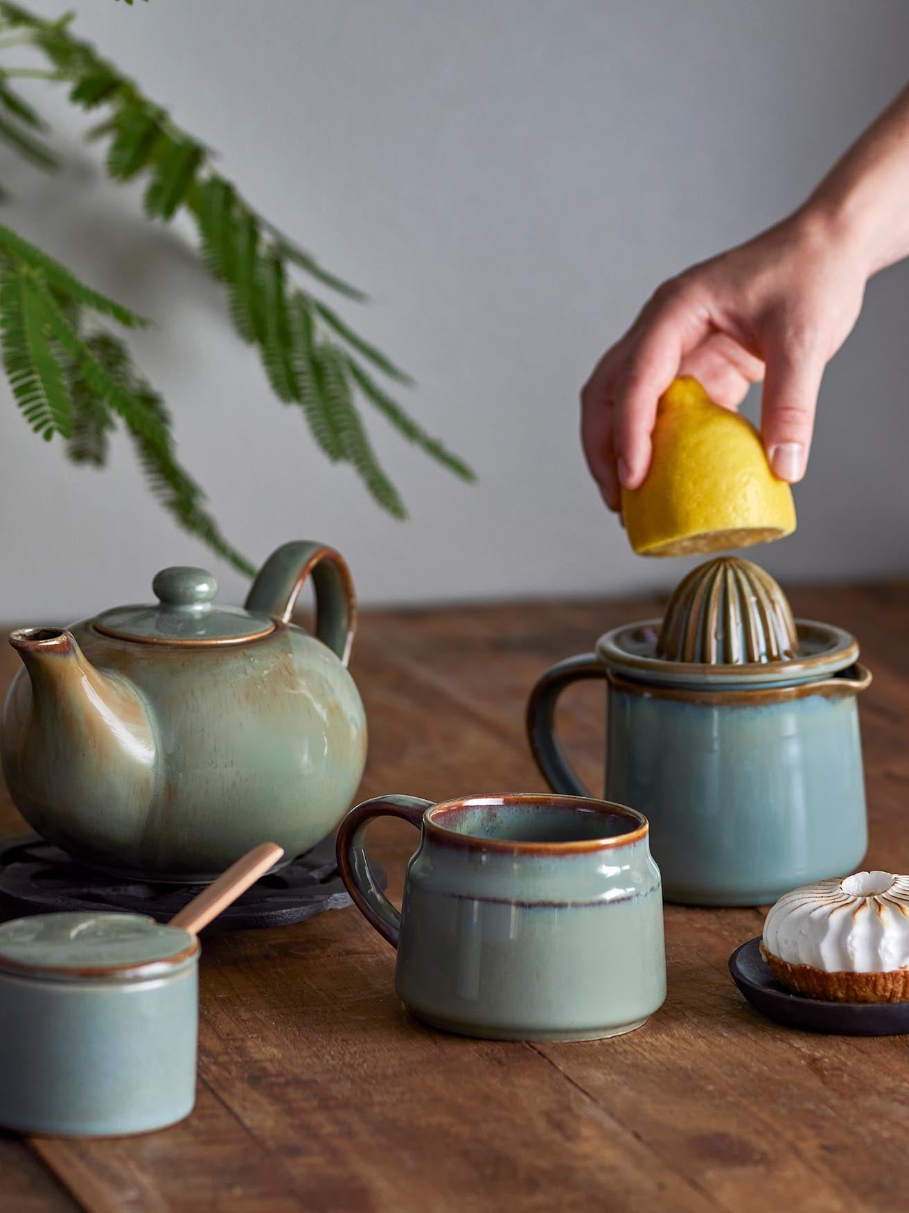 Pixie Teekanne in Grün: Bloomingville Steingut für Teegenuss.
