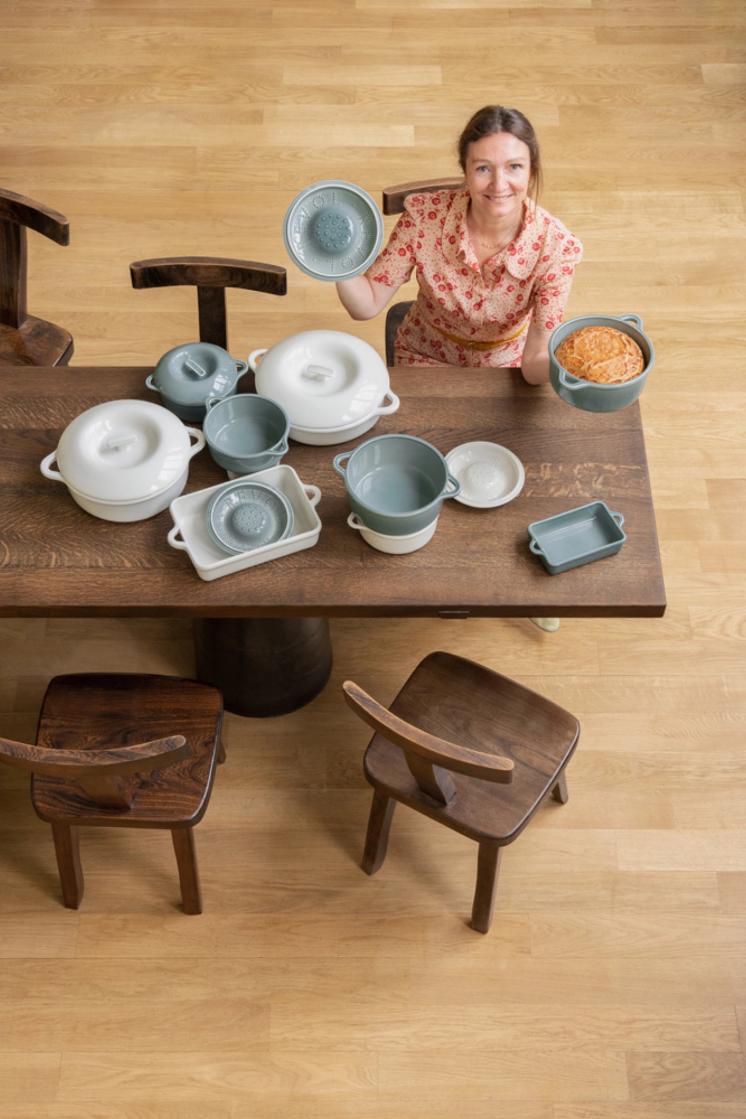 Stilvolle 29 cm Induktionskasserolle in alabasterweiß, inklusive Glasdeckel, perfekt für modernes Kochen und ansprechendes Servieren.