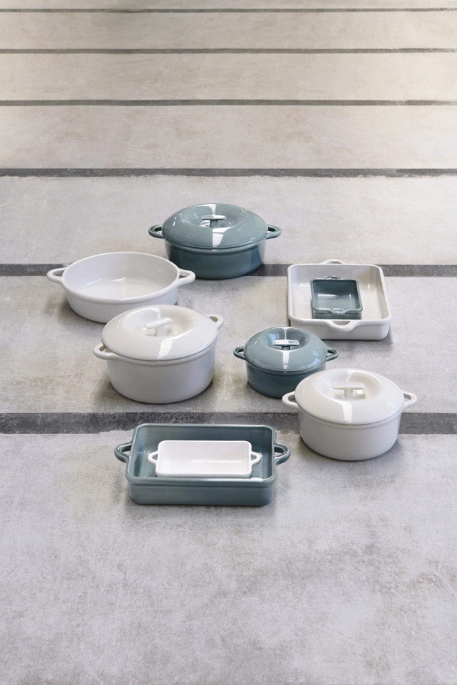 Elegante 31 cm Induktionskasserolle in wolkengrau mit Deckel, ideal für kreative Kochabenteuer und zeitgemäße Küchenstile.
