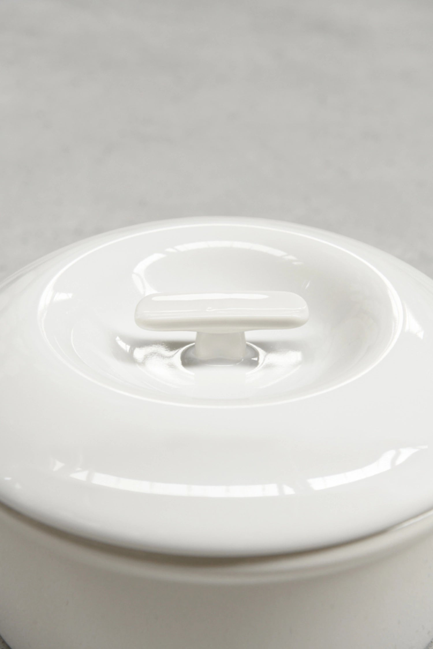 Elegante 22 cm Induktionskasserolle in alabasterweiß von Revol, ideal für kreative Kochideen, inklusive stabilen Glasdeckel.