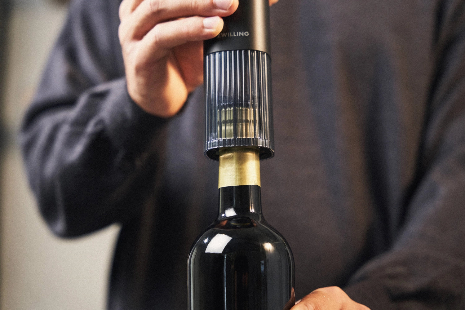 Schwarzer elektrischer Weinöffner Enfinigy von Zwilling, perfekt für das einfache Öffnen von Weinflaschen und ein modernes Highlight in jeder Küche.