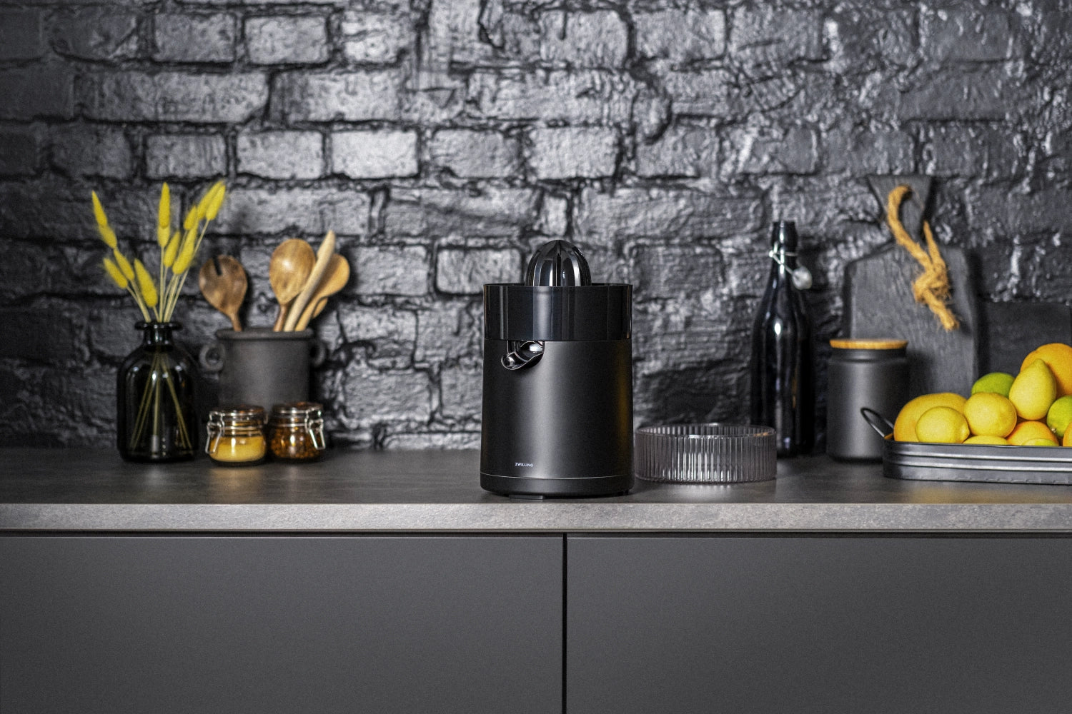 Schwarze Enfinigy Zitruspresse von Zwilling, elegant und funktional, perfekt für frische Säfte aus Zitrusfrüchten.