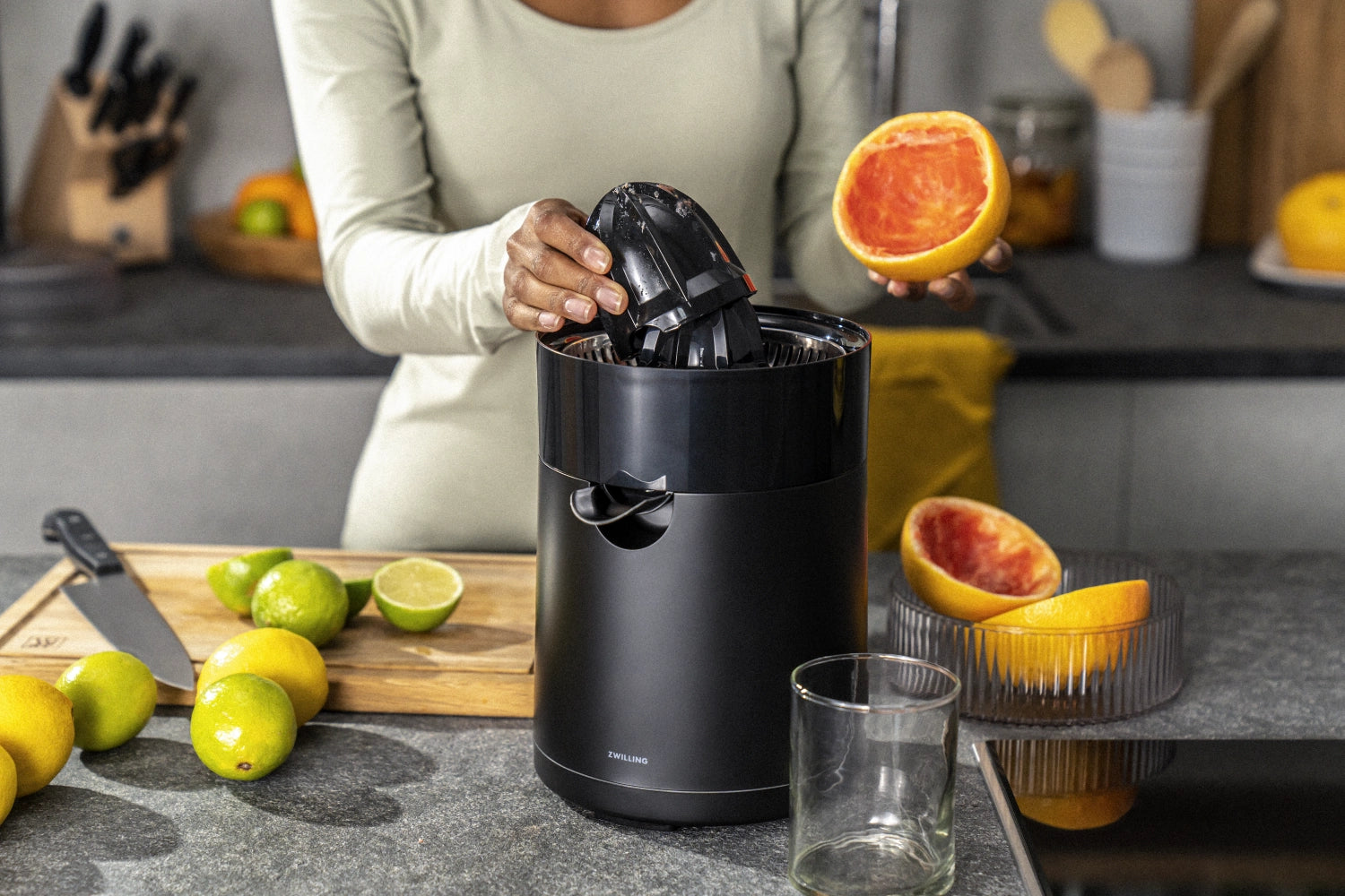 Elegante schwarze Zitruspresse von Zwilling, perfekt für frische Zitrussäfte. Funktionalität trifft auf modernes Design für jeden Küchenstil.