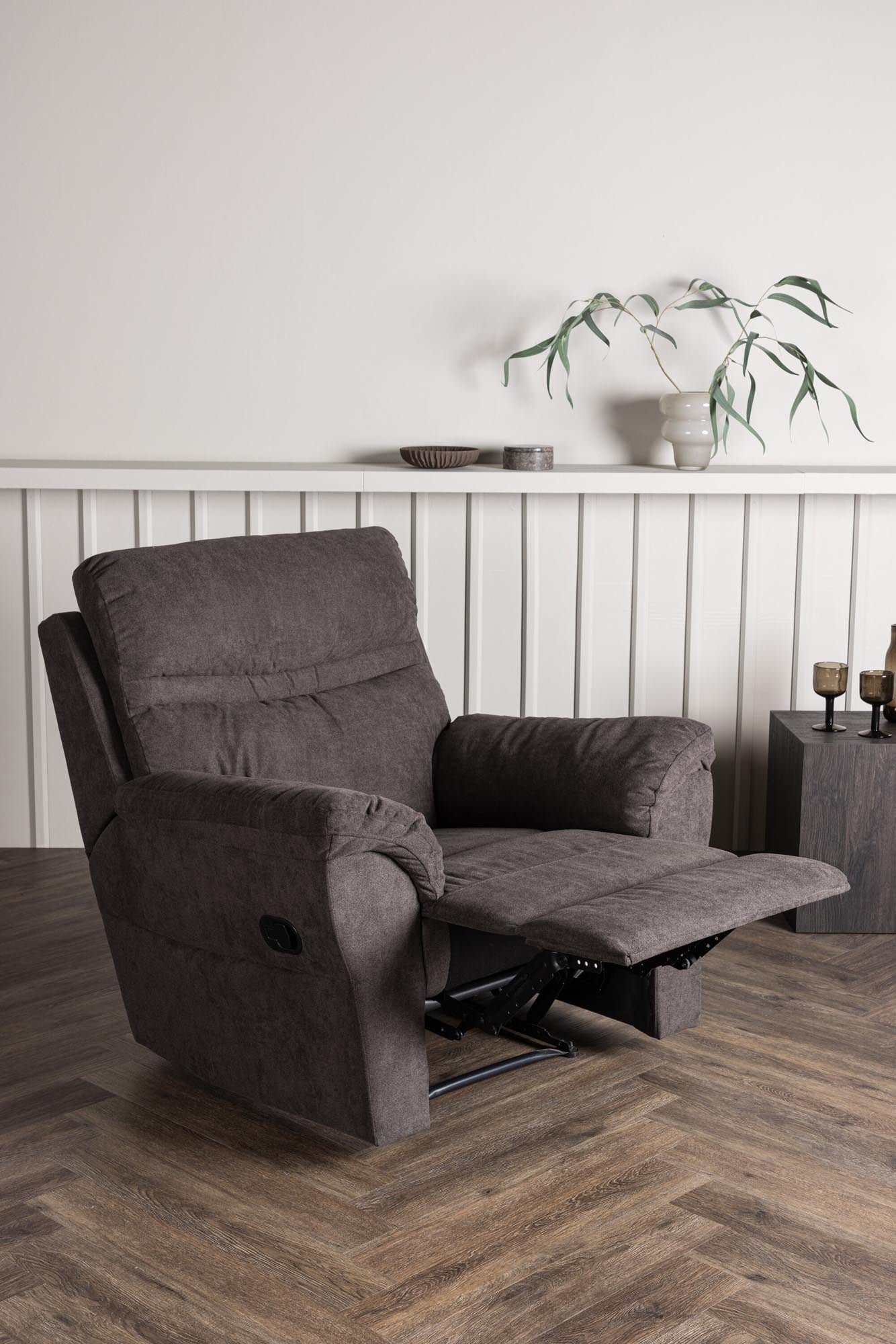 Eleganter Taranto Sessel mit Armlehnen von Venture Home, ideal für stilvolle Wohnräume und entspannte Stunden.
