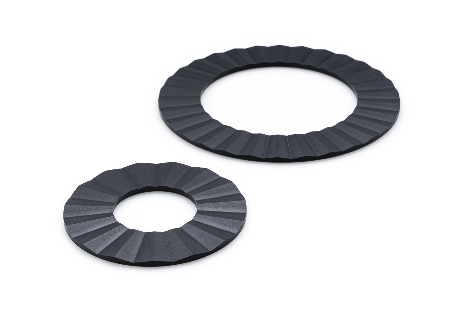 Elegantes Set runder Untersetzer aus langlebigem Duracore, Durchmesser 20 cm, schützt Tische und Oberflächen stilvoll in Küche und Esszimmer.