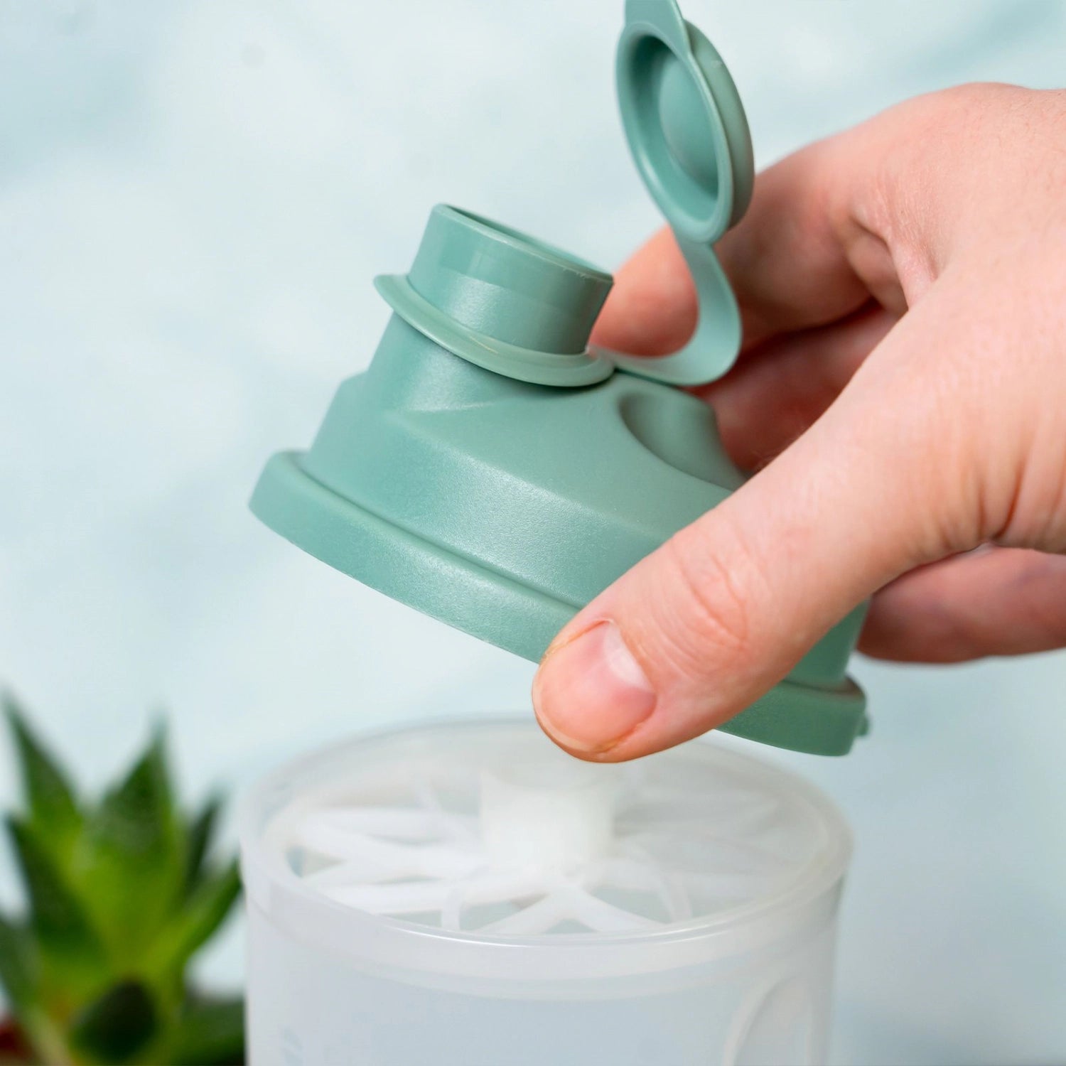Stylischer Mixery Dressingshaker in mint-grün, 0.5l, ideal für die Zubereitung von Dressings und Marinaden, von Westmark.