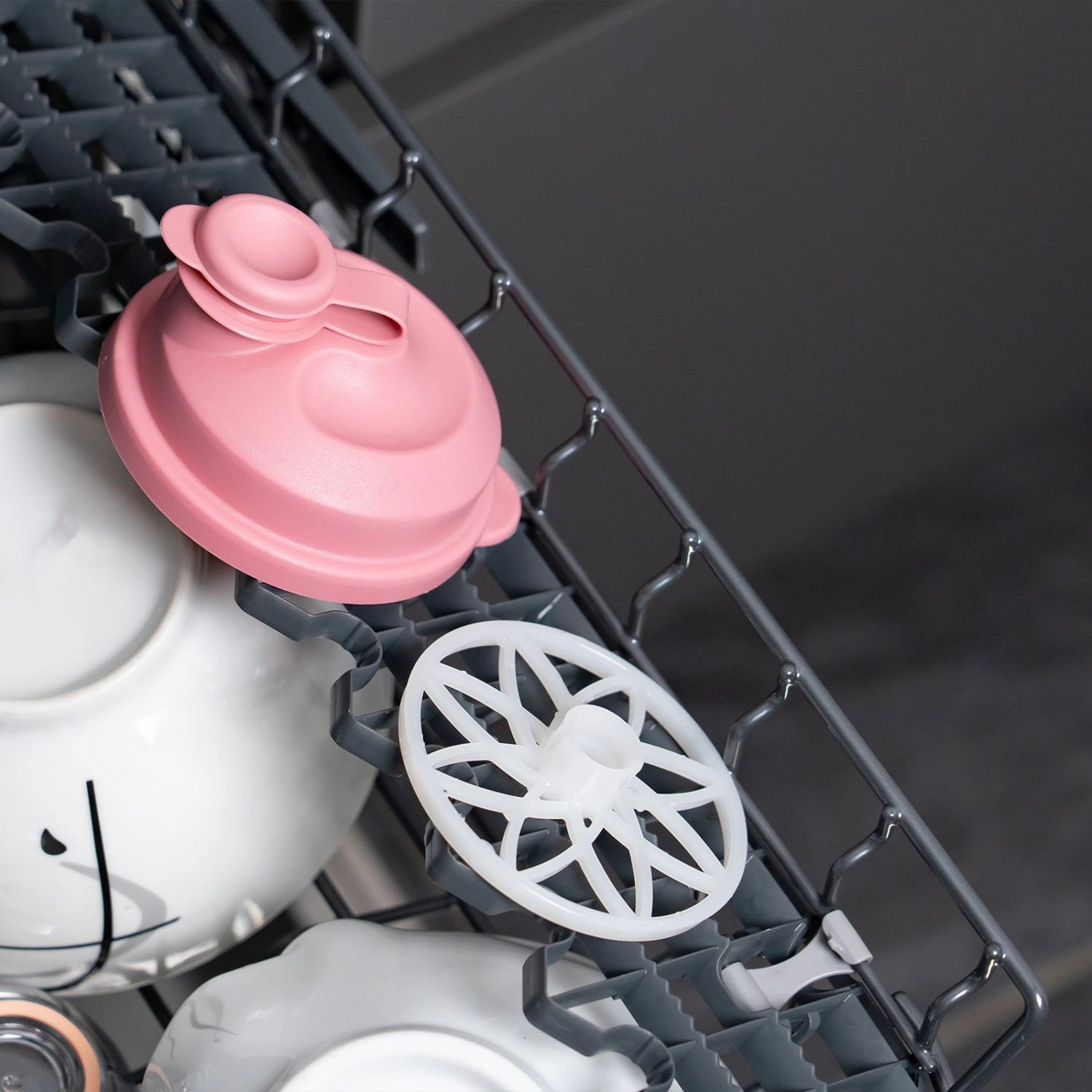 Stylischer Mixery Dressingshaker in Rosa mit 0.5l Fassungsvermögen von Westmark – ideal für die Zubereitung von Dressings und Saucen.