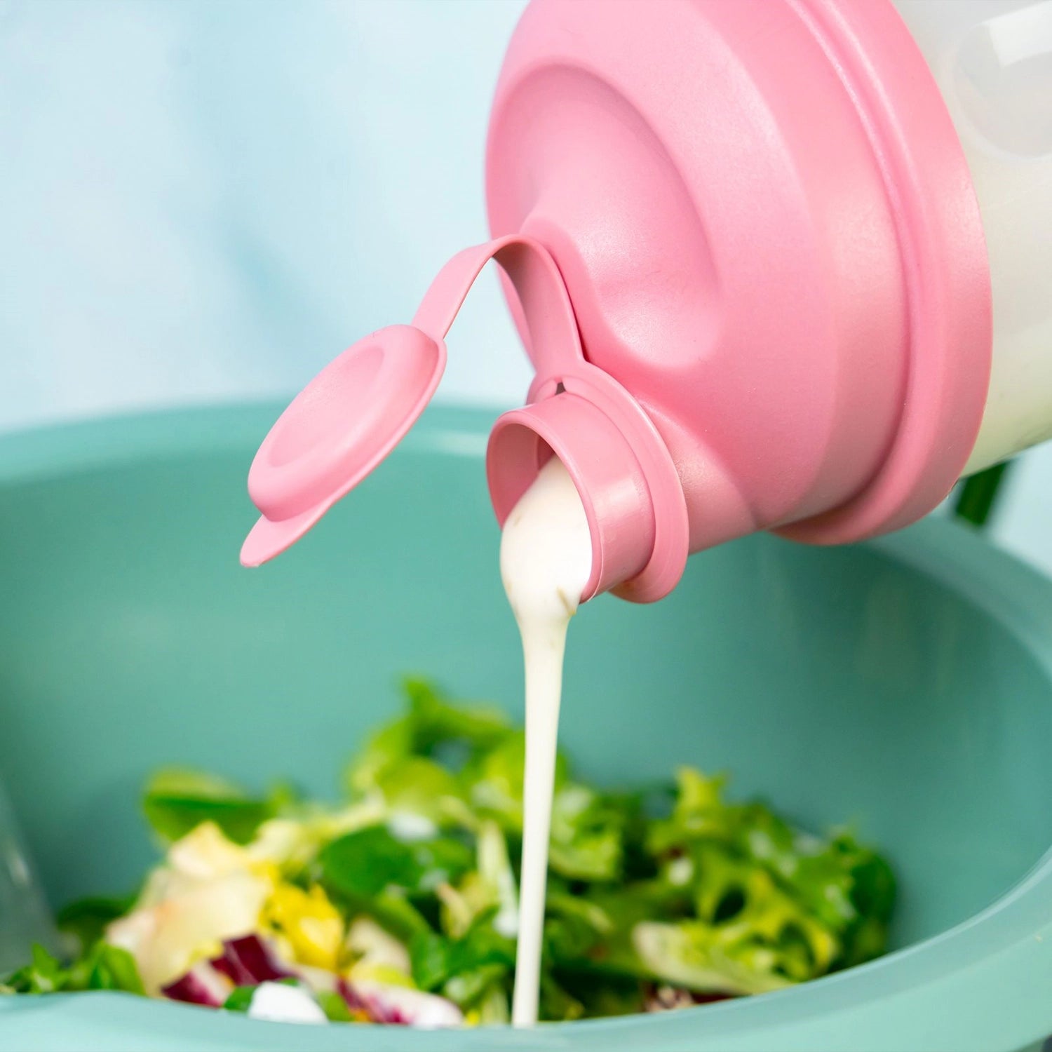 Eleganter rosa Dressingshaker von Westmark mit 0,5 l Volumen – perfekt zum Mischen und Servieren von köstlichen Dressings und Saucen.
