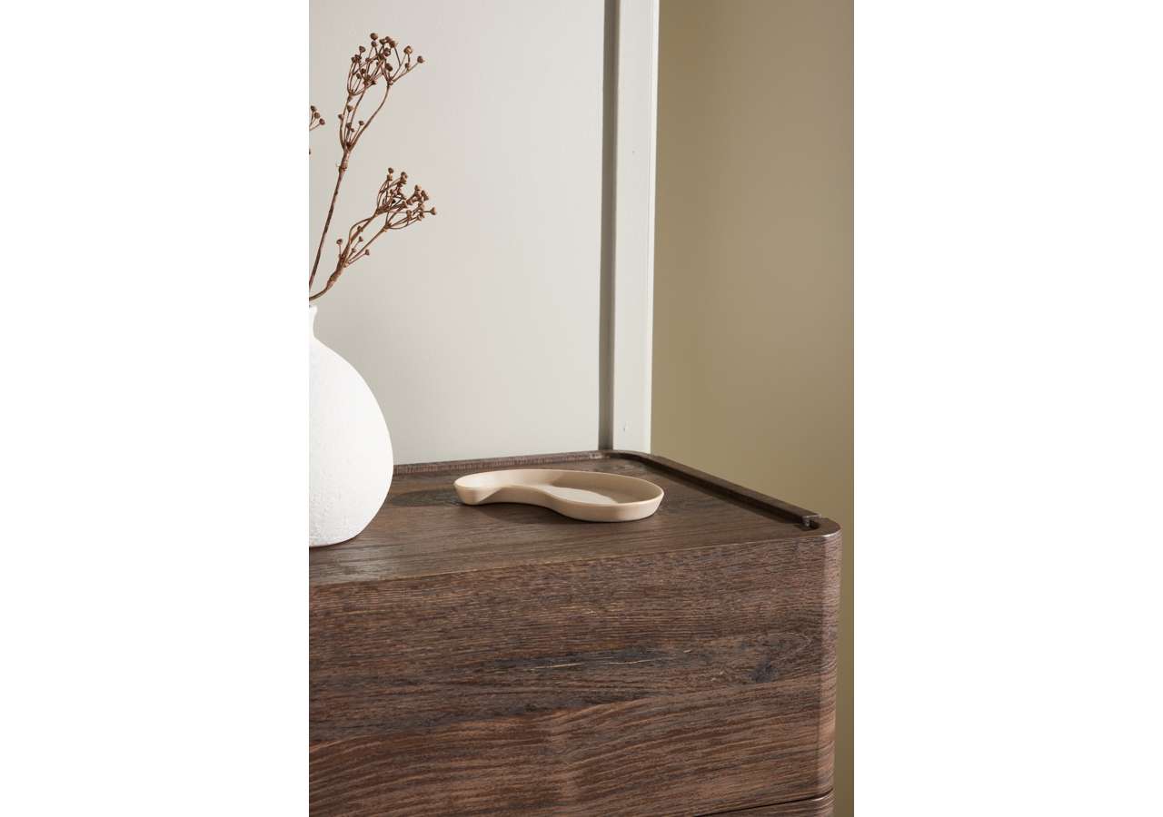 Eleganter Nachttisch von Venture Home, ideal für moderne Schlafzimmer, bietet funktionalen Stauraum und ein ansprechendes Design.