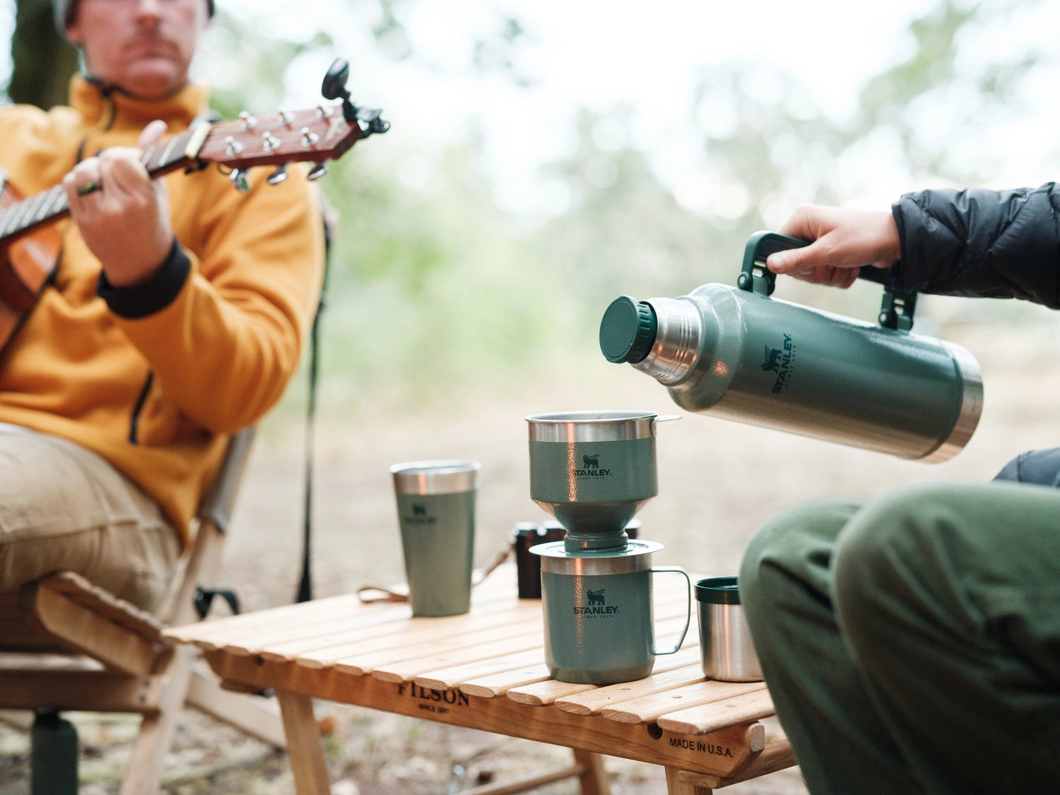 Stylische Stanley Trinkflasche Perfect-Brew Pour Over 0.59l in Hammertone Green, ideal für Kaffee-Liebhaber und Outdoor-Abenteuer.