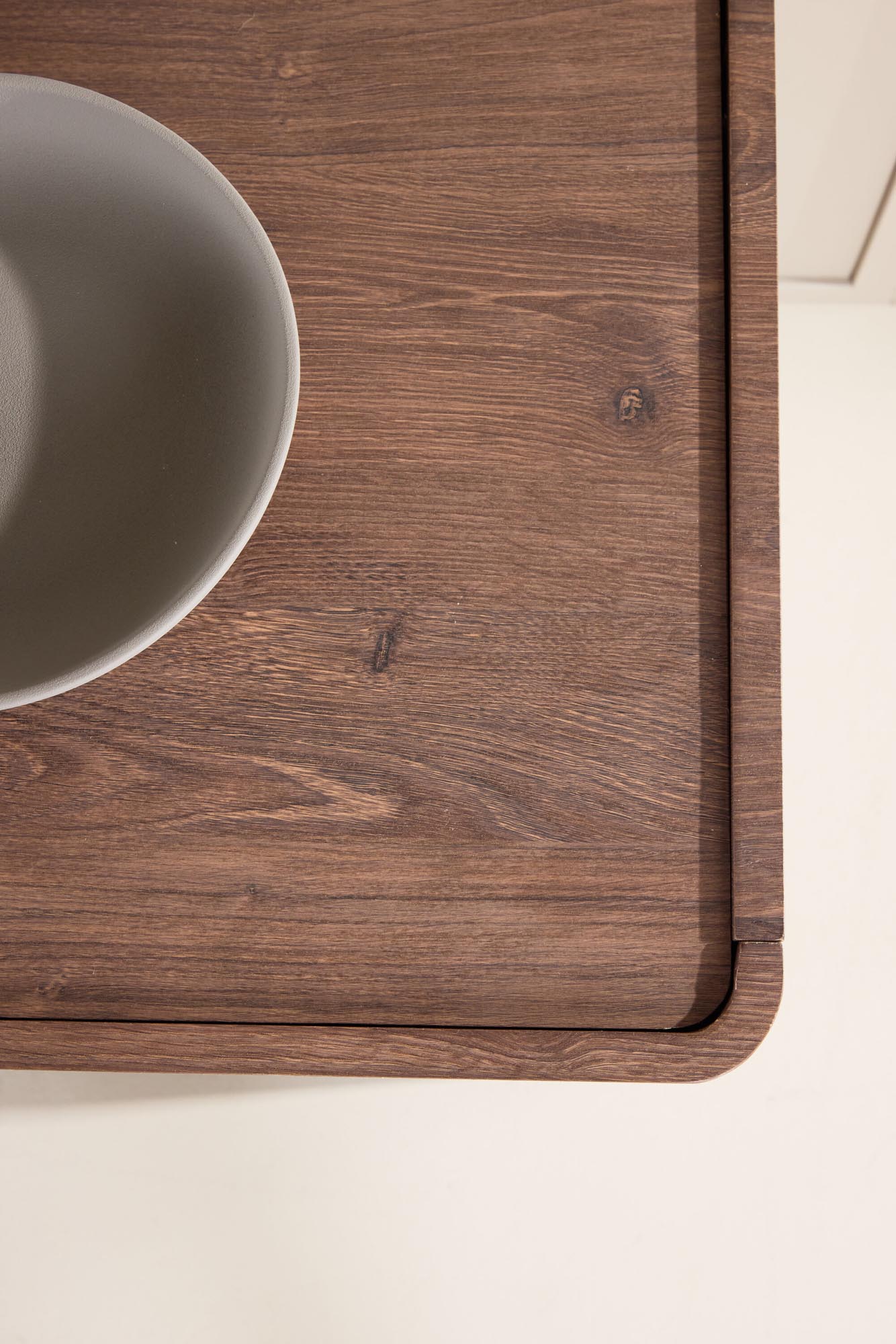 Eleganter Nachttisch von Venture Home, ideal für moderne Schlafzimmer, bietet funktionalen Stauraum und ein ansprechendes Design.