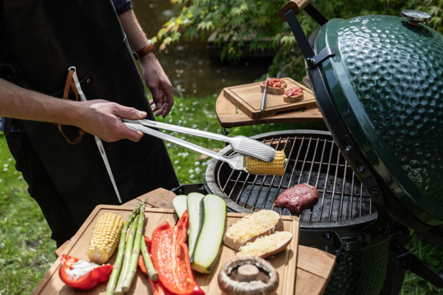 Monaco+ BBQ Zange von Boska, robuster Küchenhelfer aus Edelstahl, ideal für Grillliebhaber, ergonomisches Design für einfaches Wenden von Grillgut.