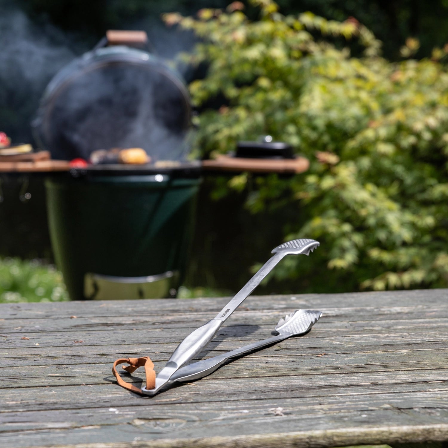 Elegante BBQ Zange aus hochwertigem Edelstahl von Boska, perfekt für Grillabende, mit komfortablem Griff für müheloses Wenden von Fleisch und Gemüse.