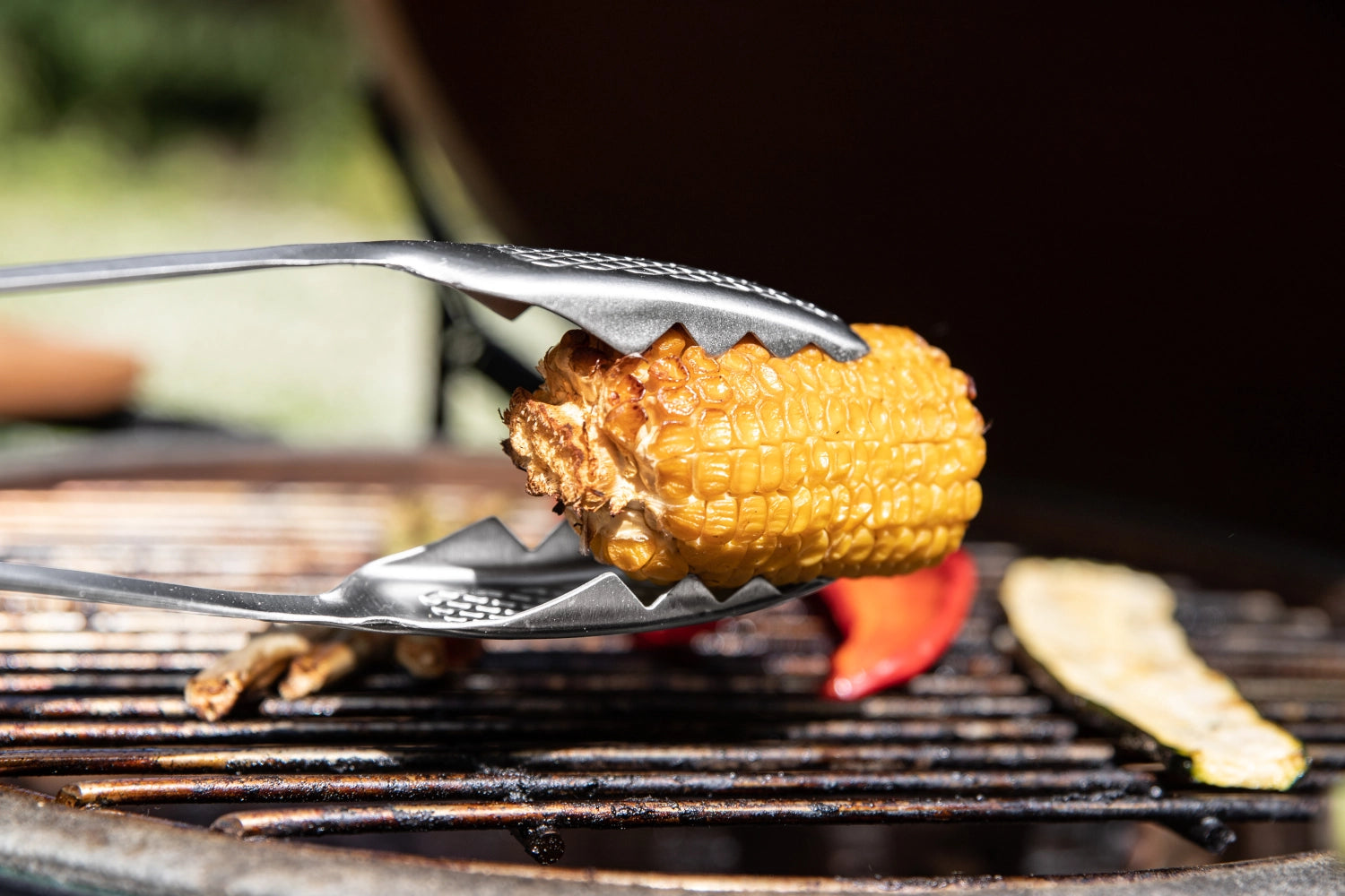 Stilvolle BBQ Zange aus robustem Edelstahl von Boska, ideal für Grillliebhaber, sorgt für einfaches Wenden und Servieren von Grillgut.