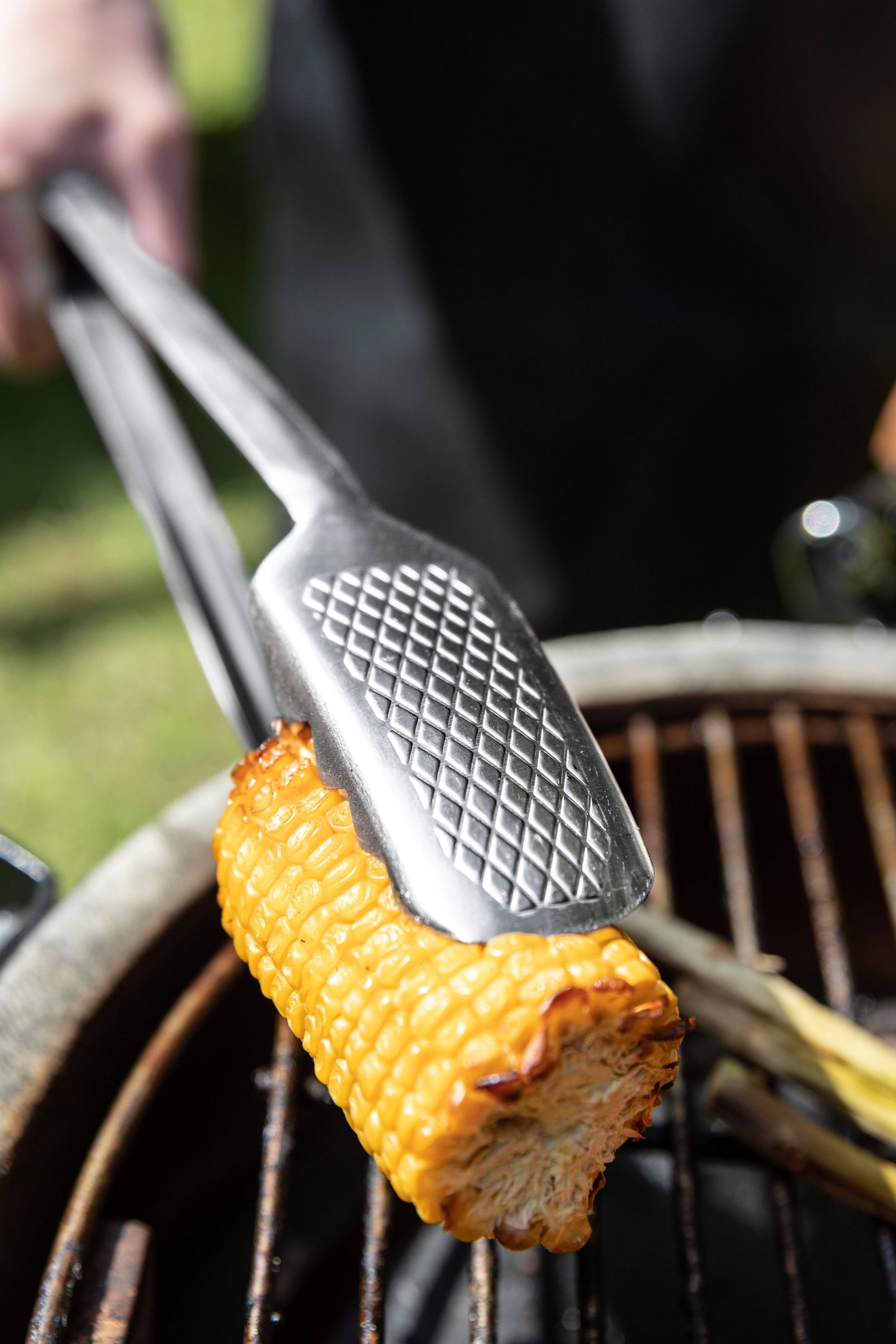 Elegante BBQ Zange aus hochwertigem Edelstahl von Boska, perfekt für Grillabende, ermöglicht müheloses Wenden und Servieren von Fleisch und Gemüse.
