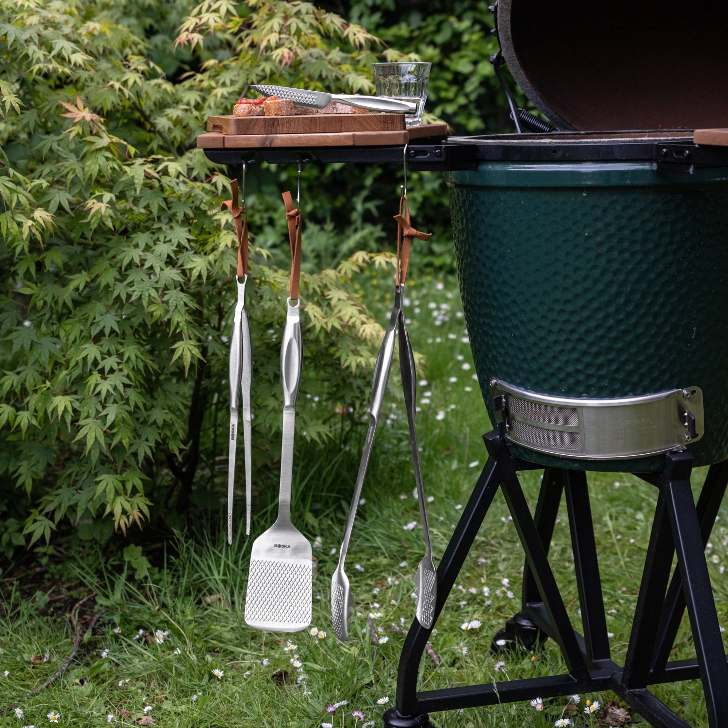 Hochwertiges 3-teiliges Grillset von Boska, bestehend aus Zange, Wender und Pinsel, perfekt für ein gelungenes BBQ-Erlebnis.