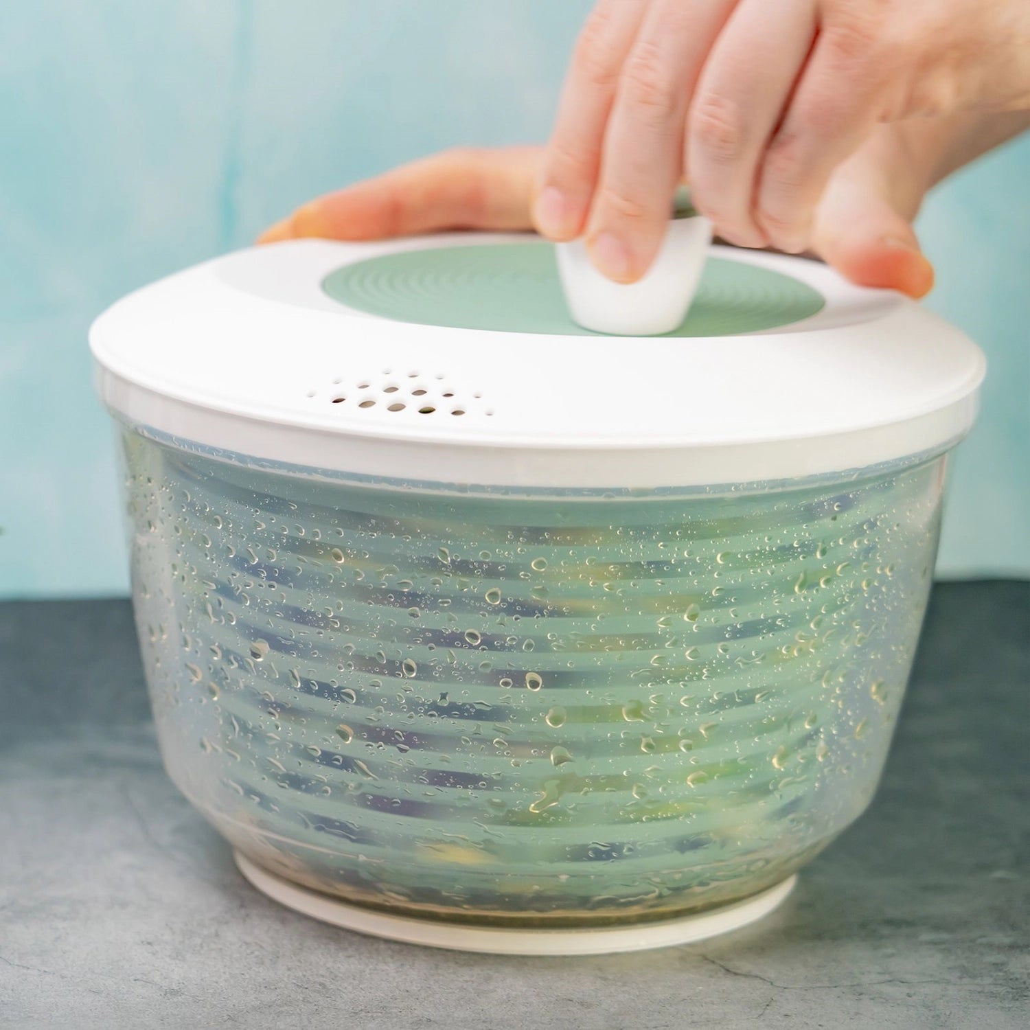 Praktische Spinderella Salatschleuder in mintgrün mit rutschfester Basis, ideal für frische Salate und Küchenliebhaber.
