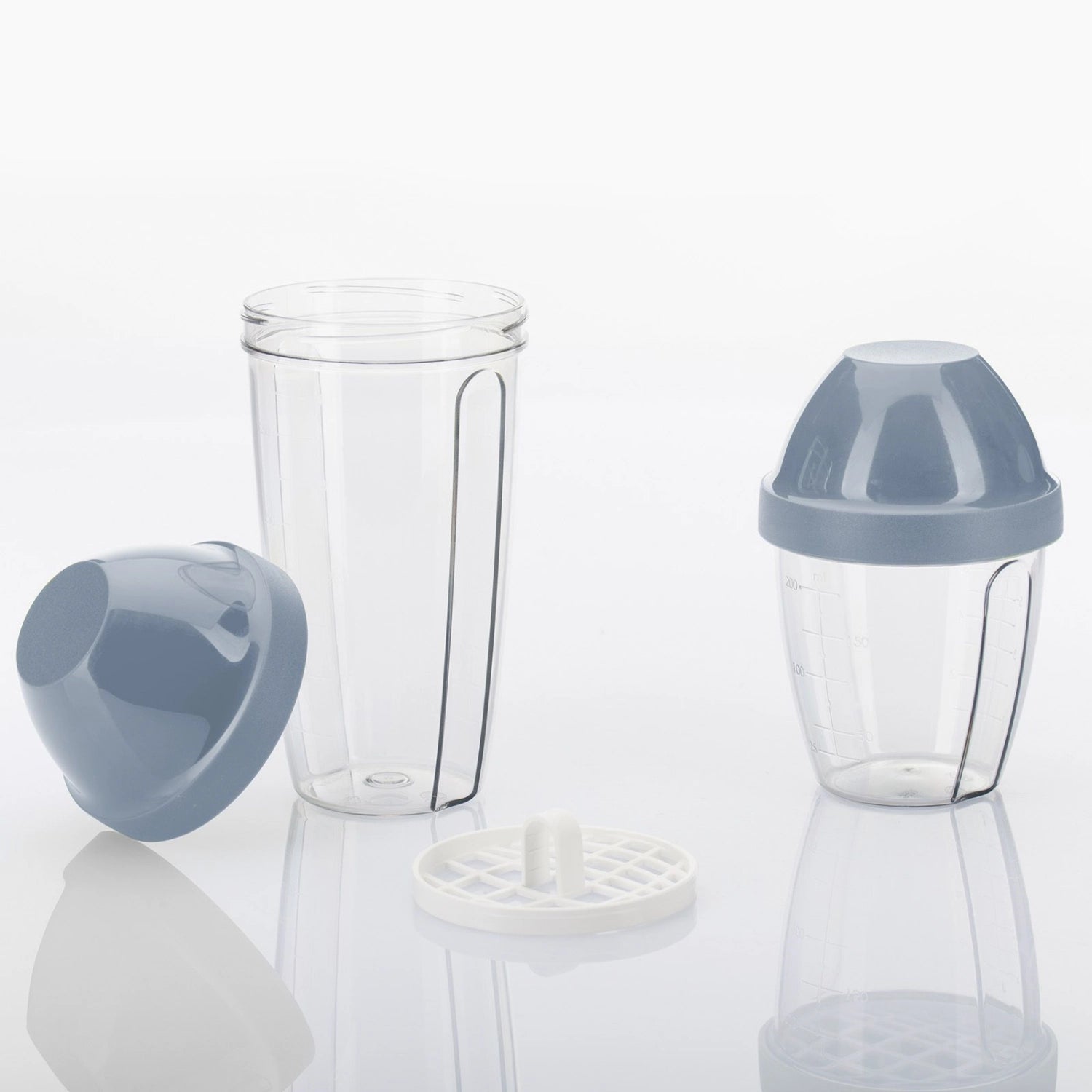Blauer Maxi Schüttelbecher von Westmark mit 0,5 l, perfekt für die Zubereitung von Drinks und Cocktails, stilvolles Design für jede Party.