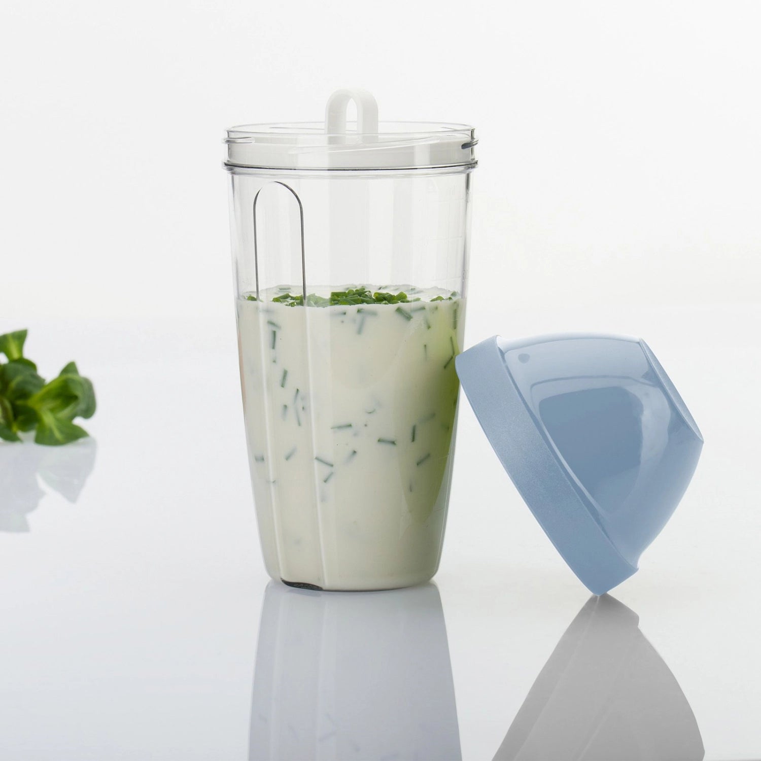 Blauer Maxi Schüttelbecher 0.5l von Westmark, ideal für die Zubereitung von Getränken und Mixen, stilvolles Design für jede Küche.