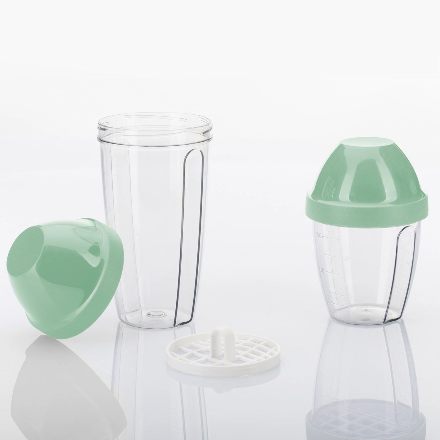 Stylischer Maxi Schüttelbecher in mintgrün, ideal für die Zubereitung von erfrischenden Cocktails und Mixgetränken, mit benutzerfreundlichem Design.