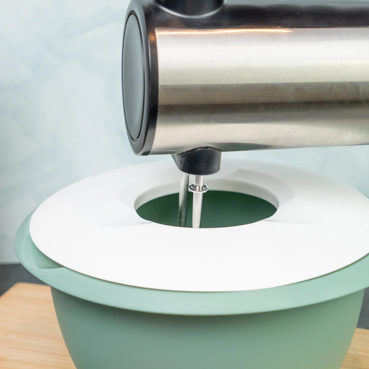 Mintgrüne Rührschüssel mit Spritzschutz von Westmark, 2.5l, ideal für sicheres Rühren und Backen, stilvolles Design für jede Küche.