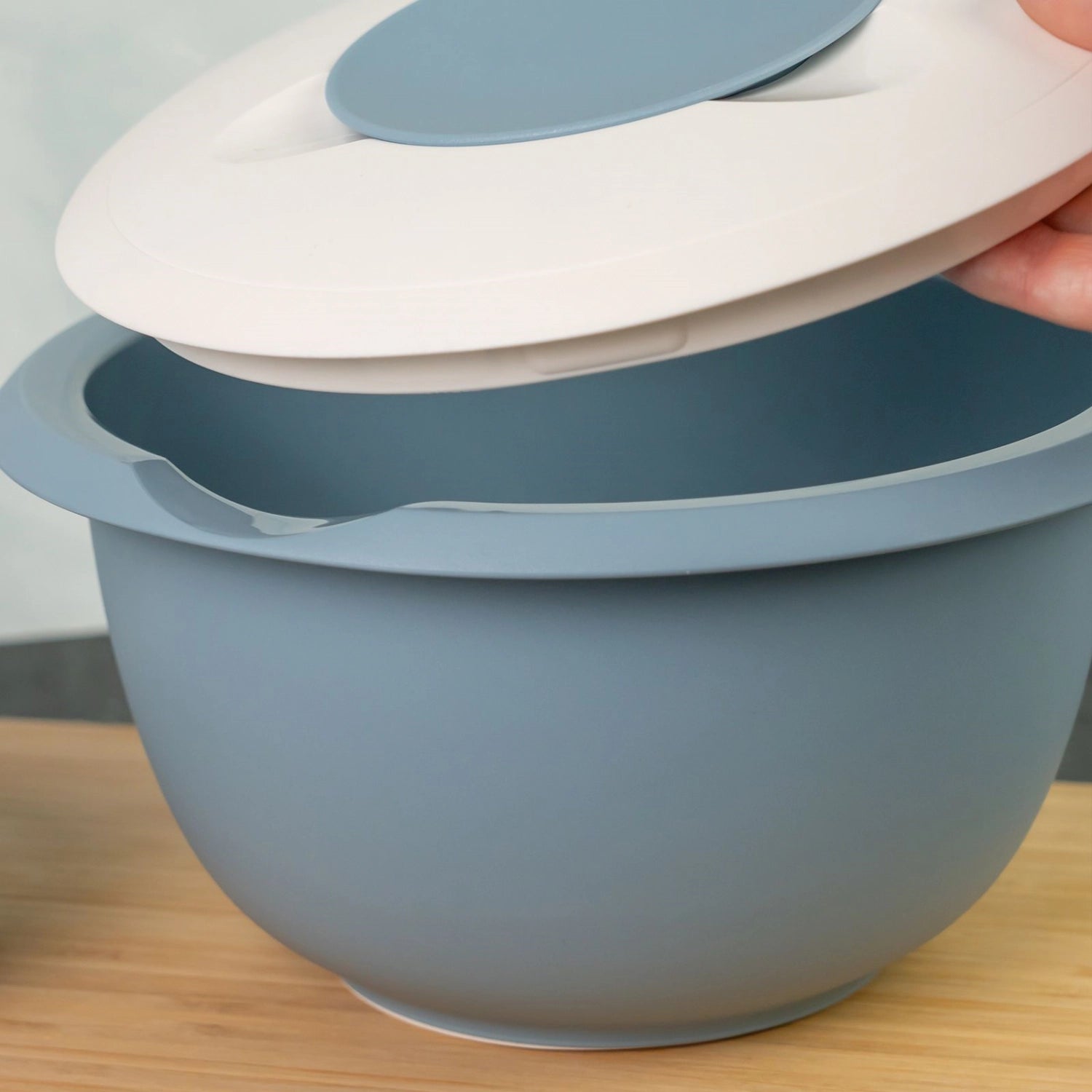 Elegante Rührschüssel in ansprechendem Blau, 3,5 l Fassungsvermögen, ausgestattet mit einem nützlichen Spritzschutz für sauberes Arbeiten in der Küche.
