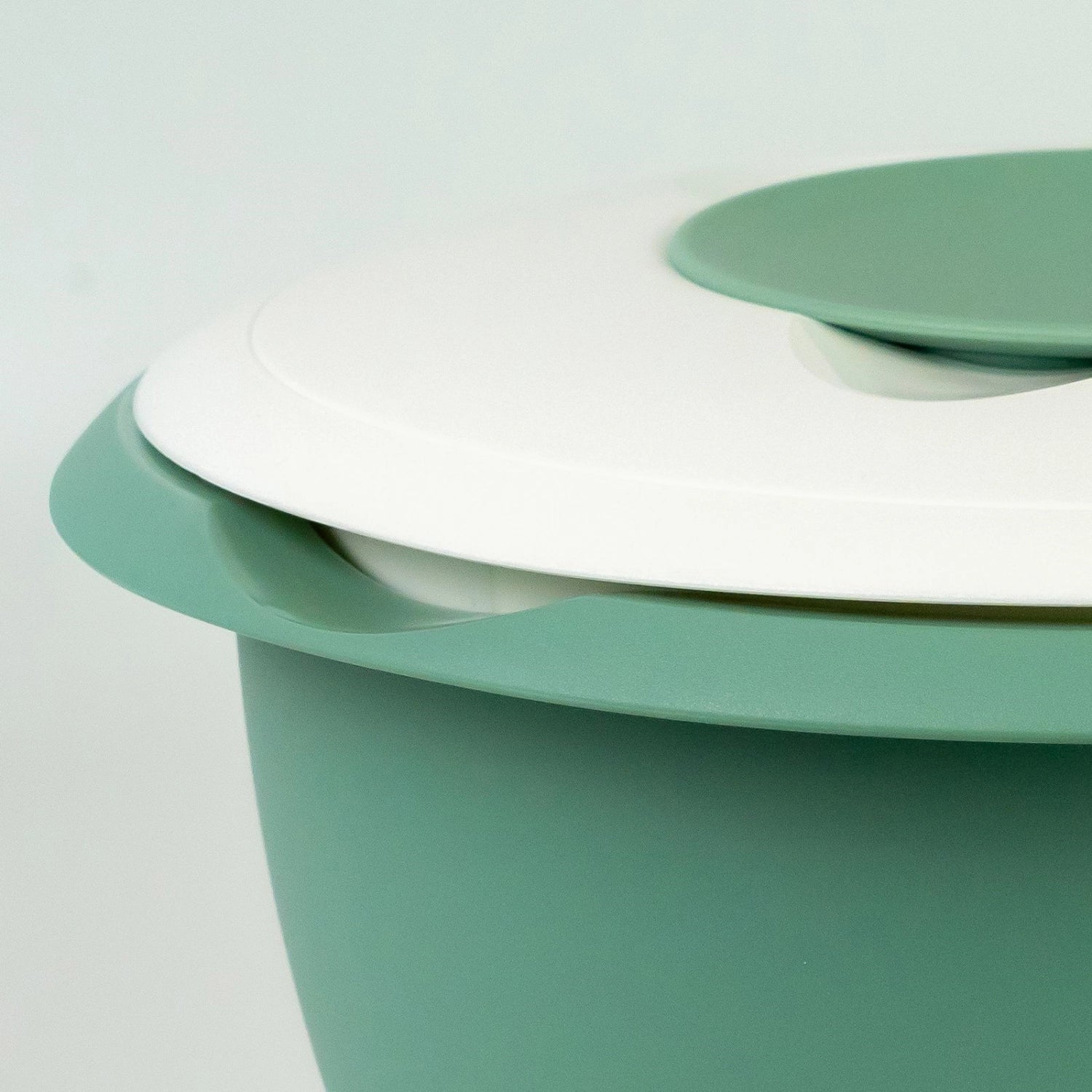Elegante Rührschüssel in zartem Mintgrün mit praktischem Spritzschutz, ideal für sicheres und sauberes Rühren. Volumen: 3,5 l von Westmark.